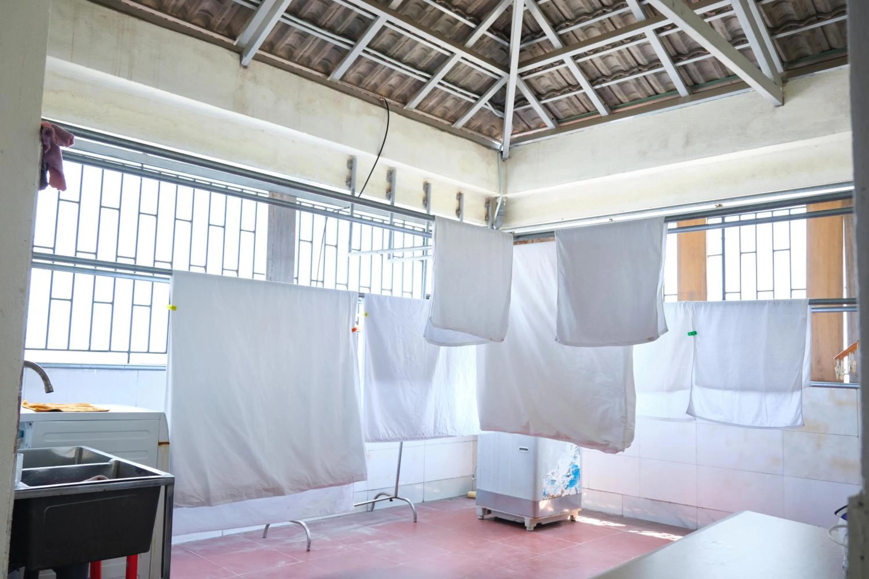 washing machine, Bed in Le House Hotel and Studio