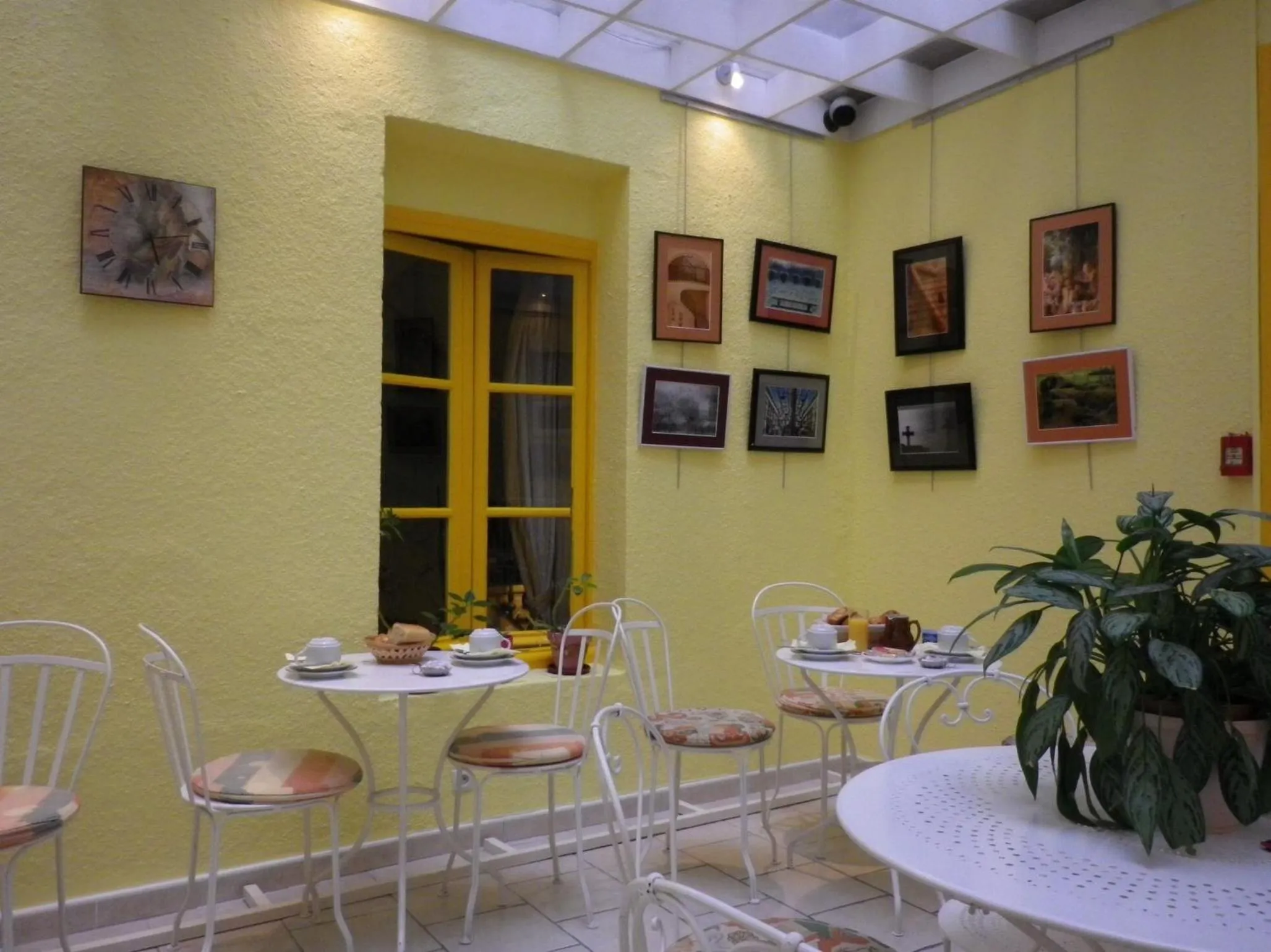 Restaurant/places to eat in Hotel Saint Jean