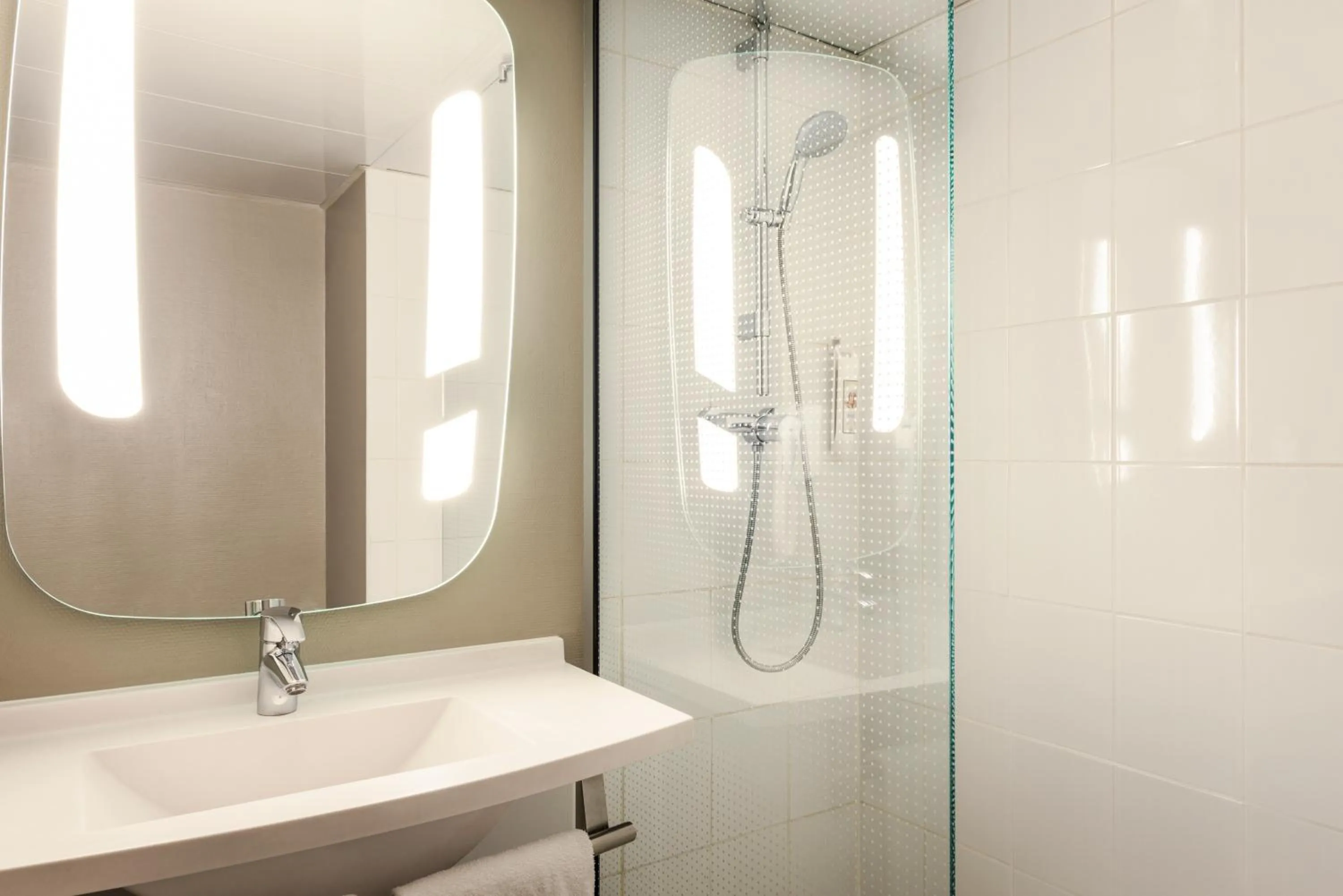 Shower in ibis Paris Place d’Italie 13ème