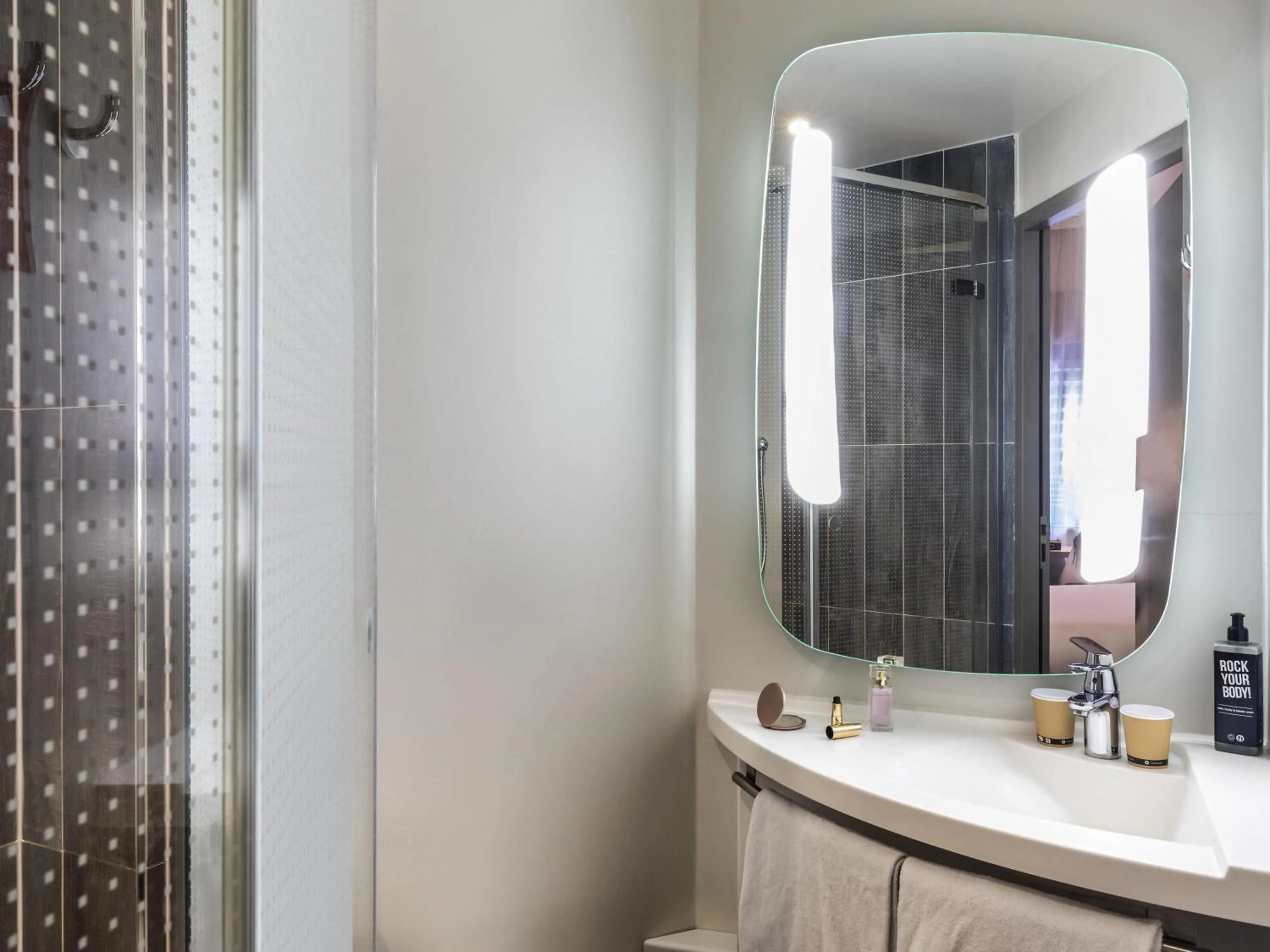 Bedroom in ibis Paris Place d’Italie 13ème