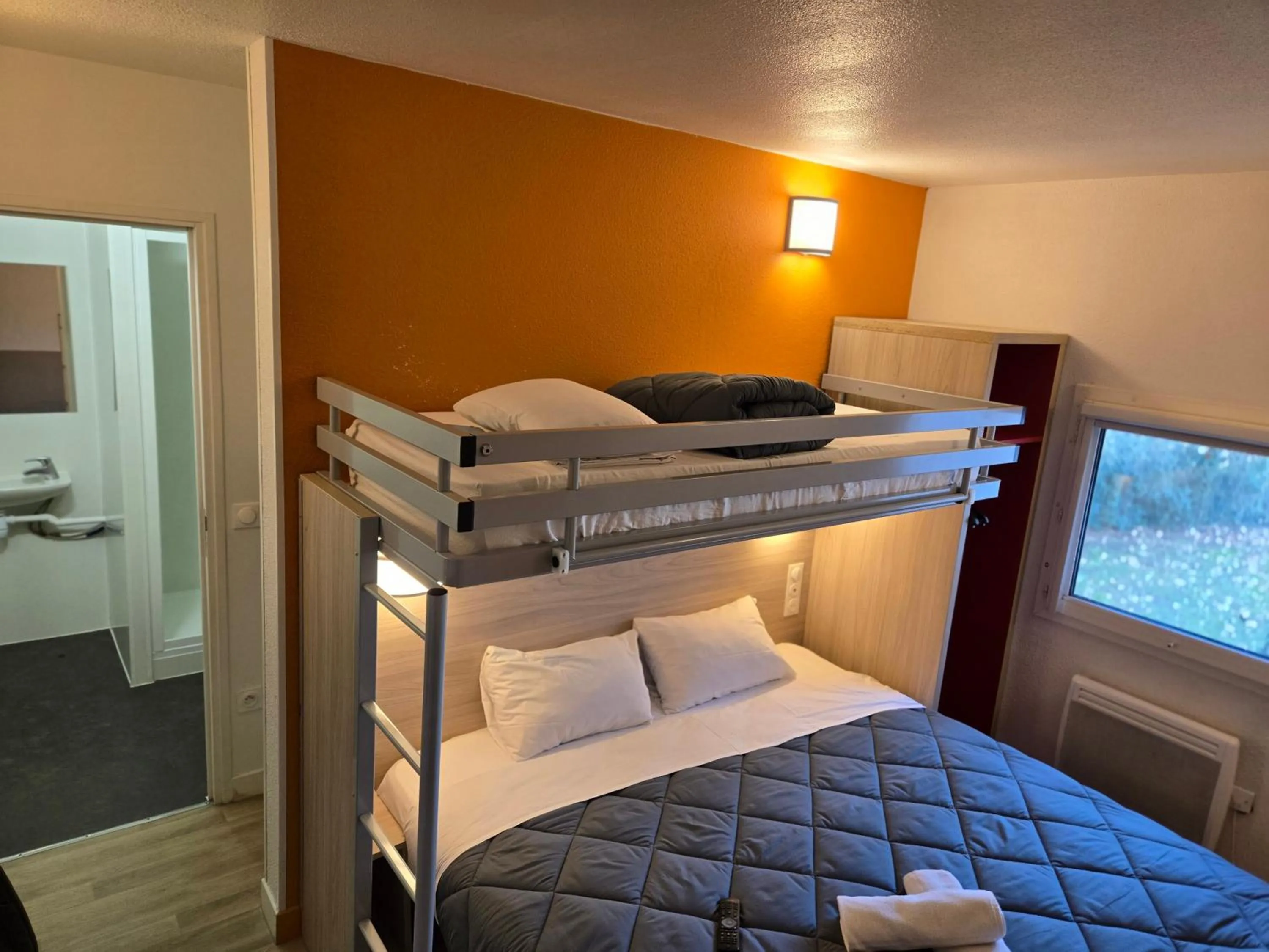 Bed in Premiere Classe Bordeaux Est Lormont