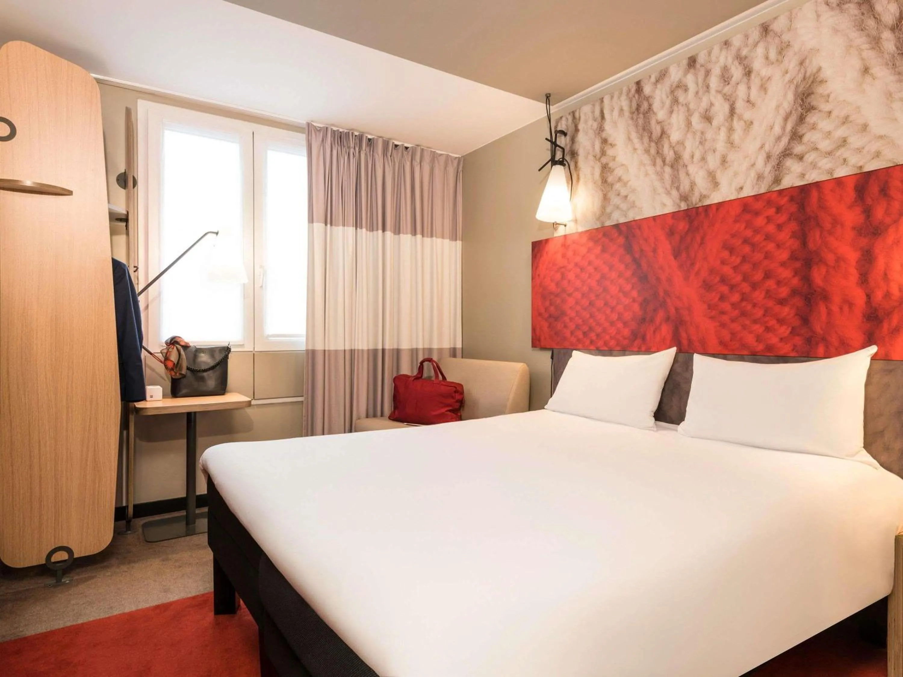 Property building, Bed in ibis Paris Gare du Nord Château Landon 10ème