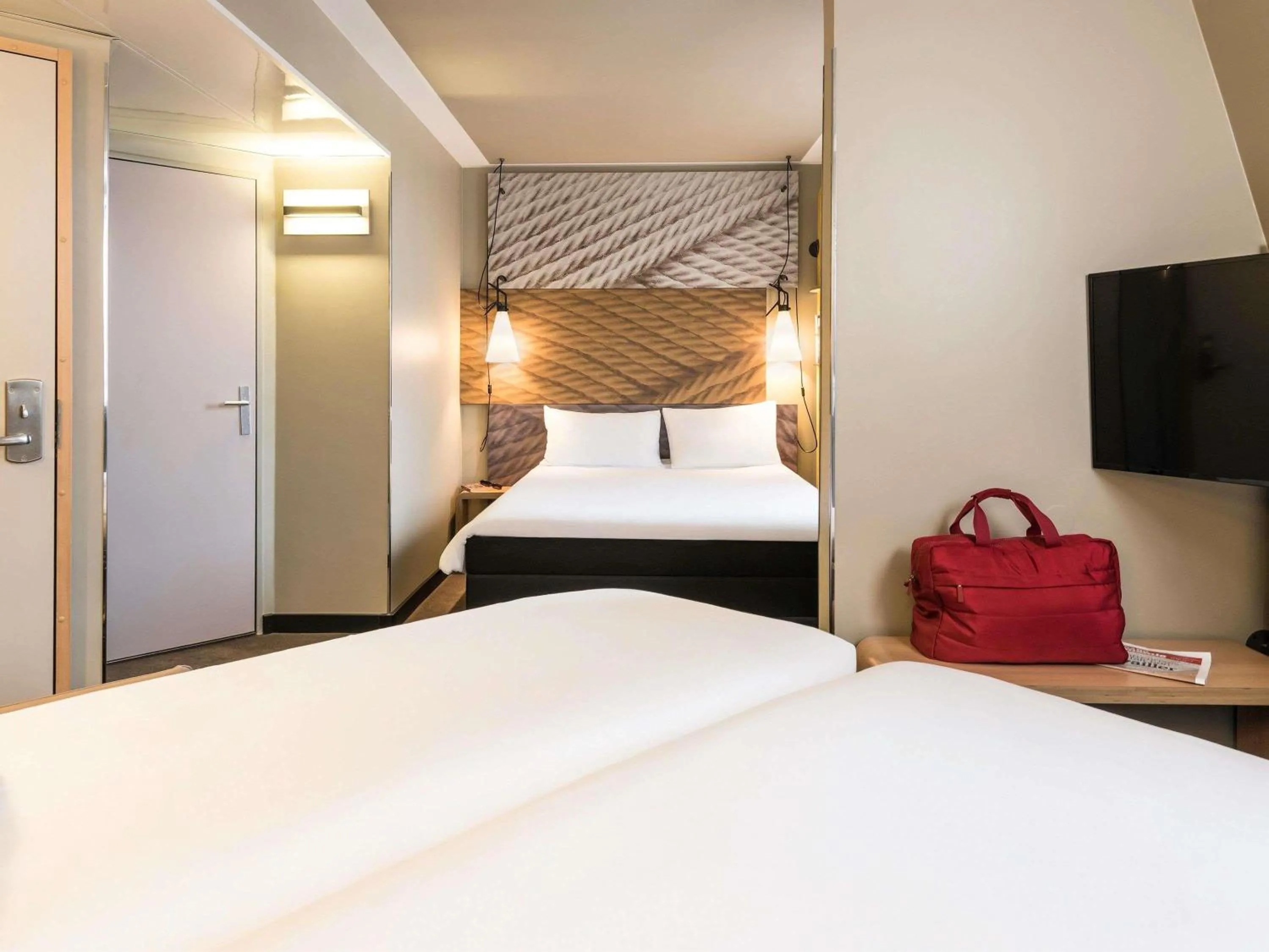 Property building, Bed in ibis Paris Gare du Nord Château Landon 10ème