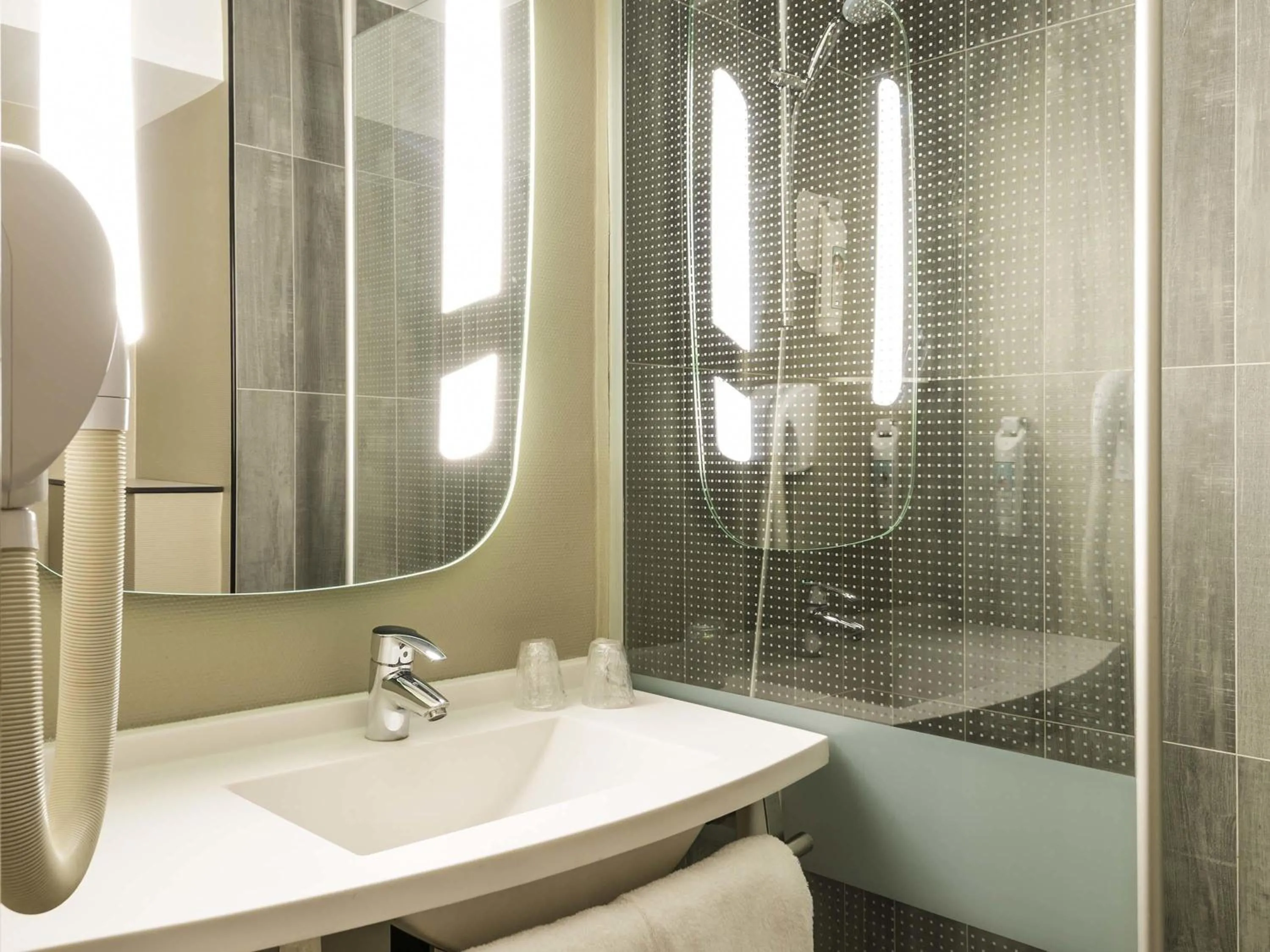 Bedroom in ibis Paris Gare du Nord Château Landon 10ème