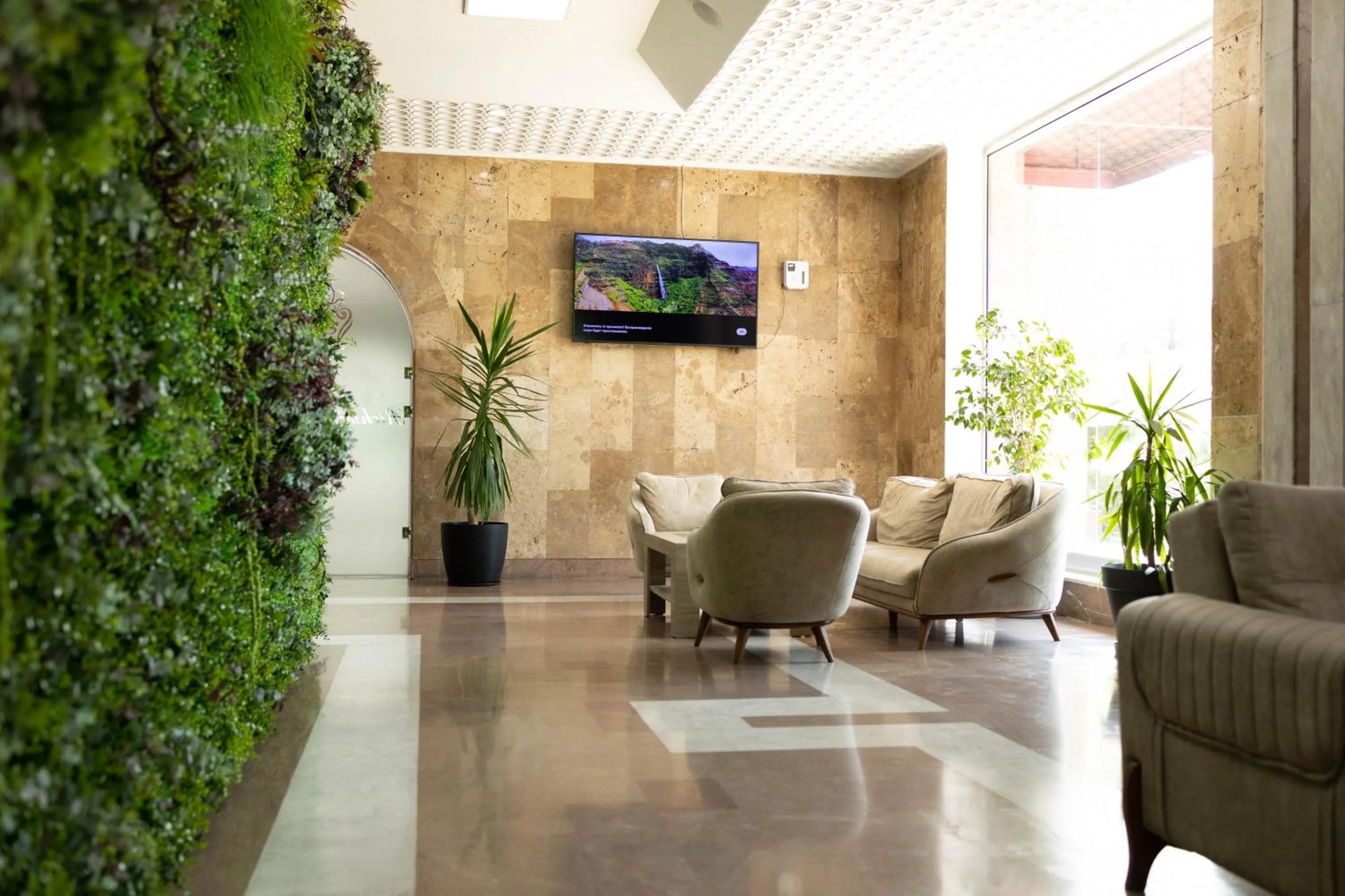 Communal lounge/ TV room in Richmind Hotel