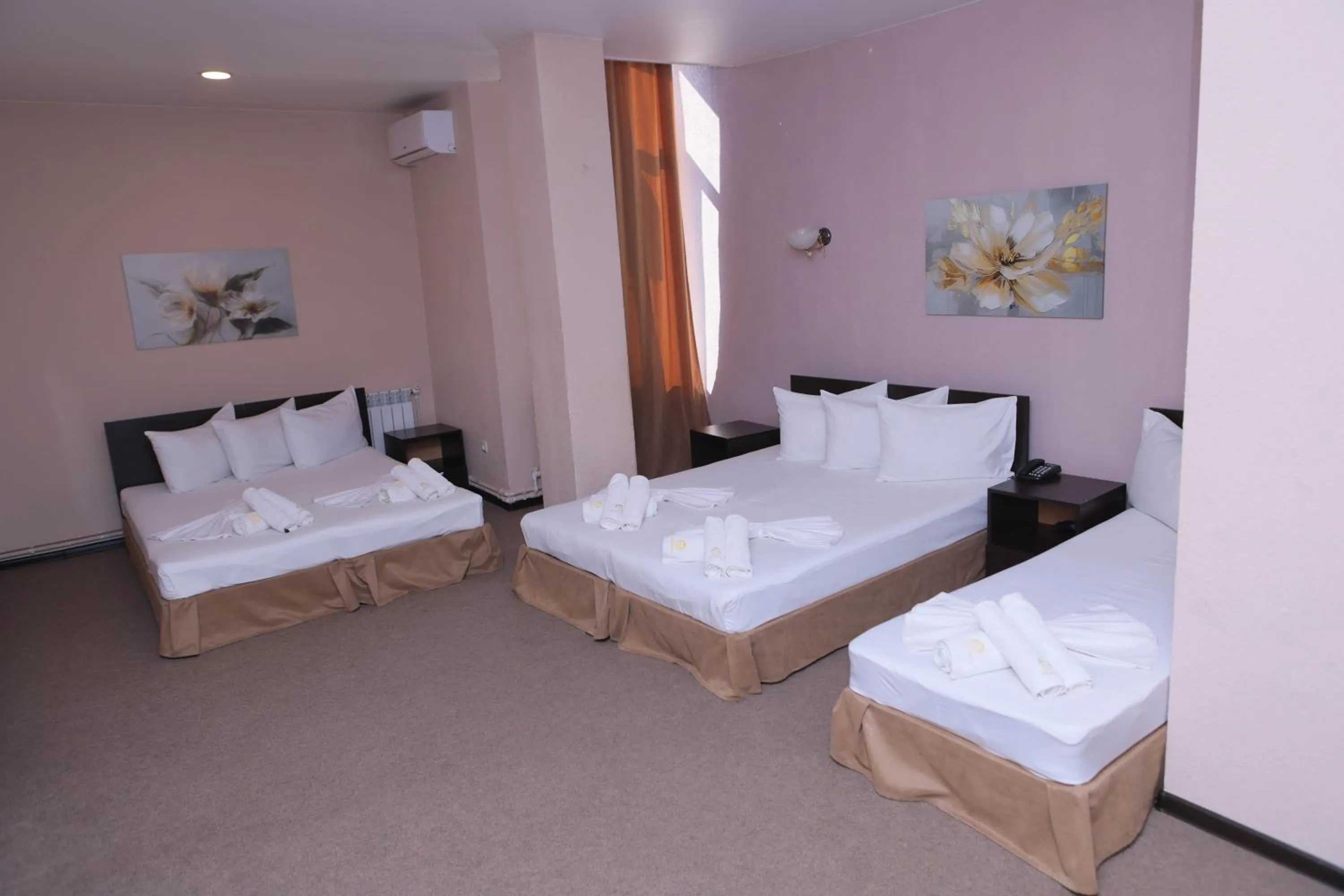 Property building, Bed in Richmind Hotel