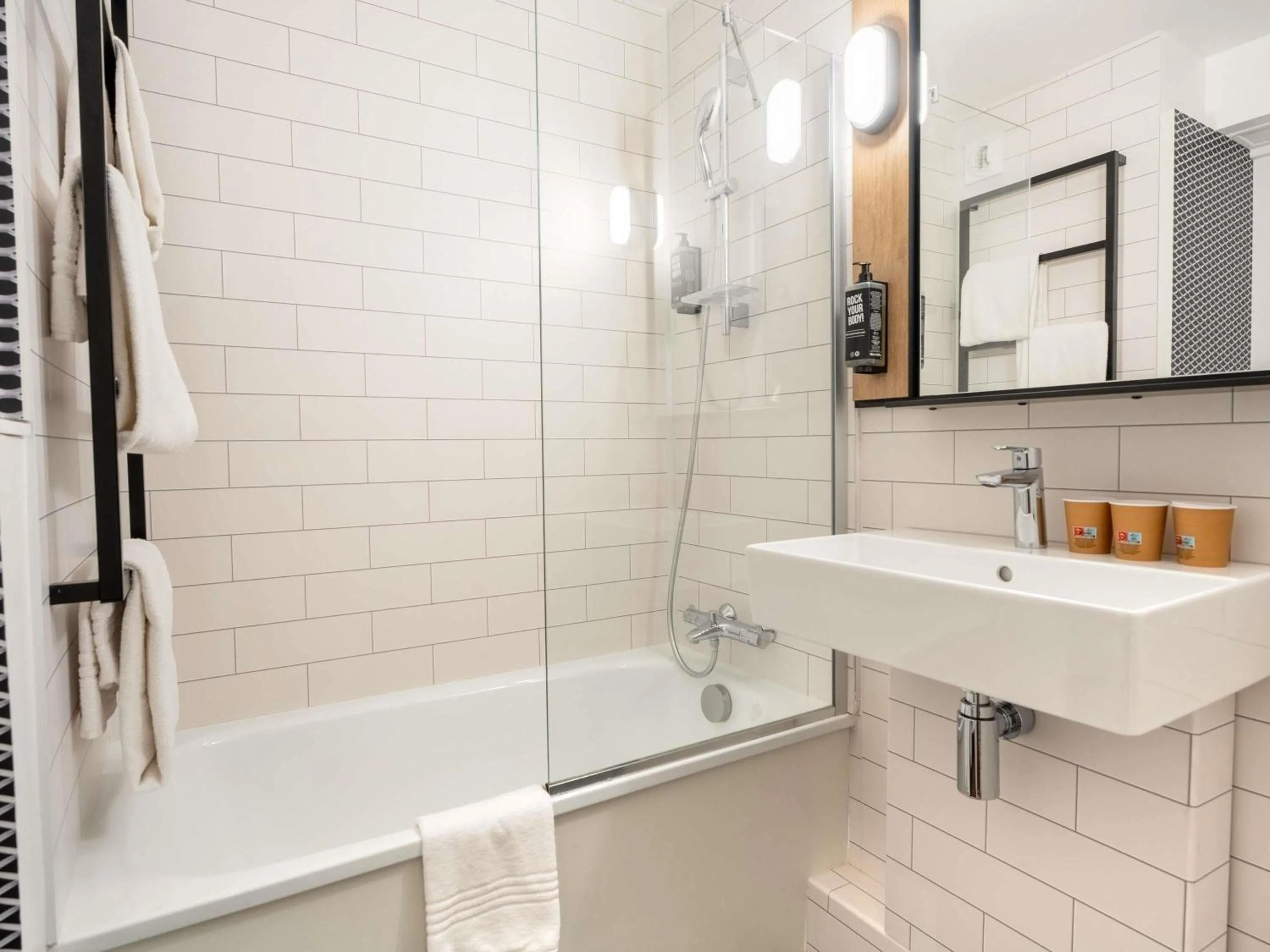 Bedroom in ibis Paris Vanves Parc des Expositions