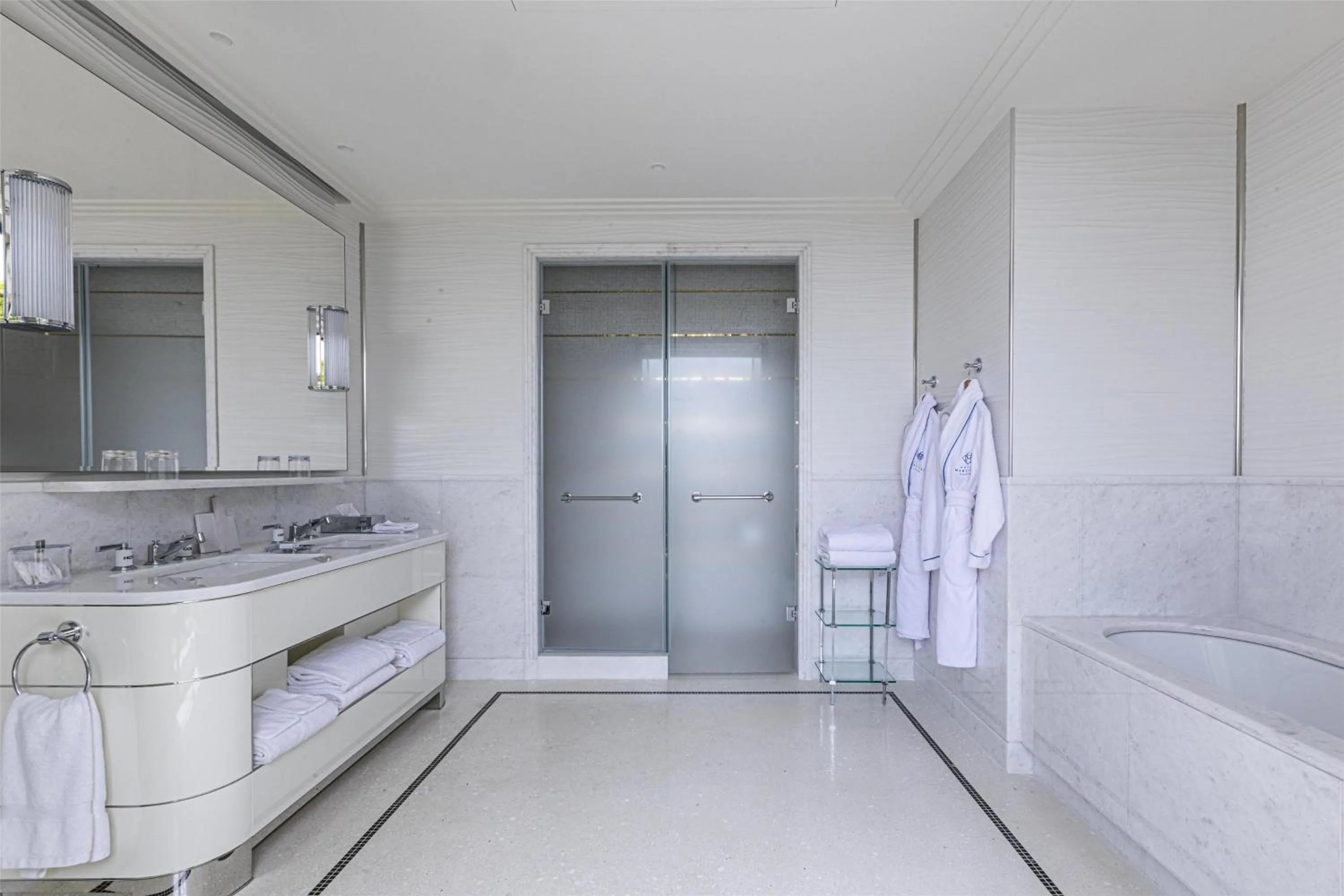 Bathroom in Hôtel Martinez, in The Unbound Collection by Hyatt