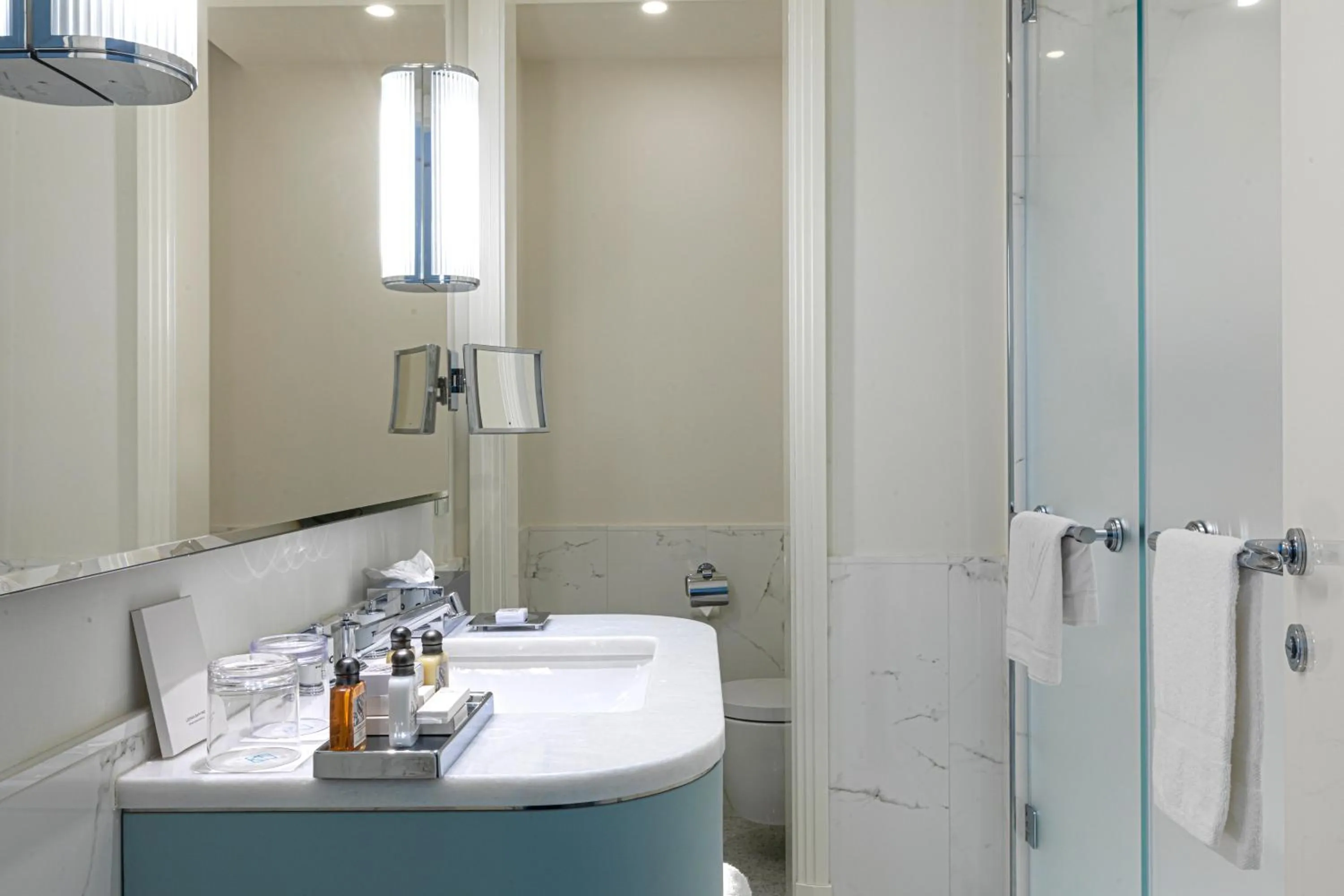 Bathroom in Hôtel Martinez, in The Unbound Collection by Hyatt