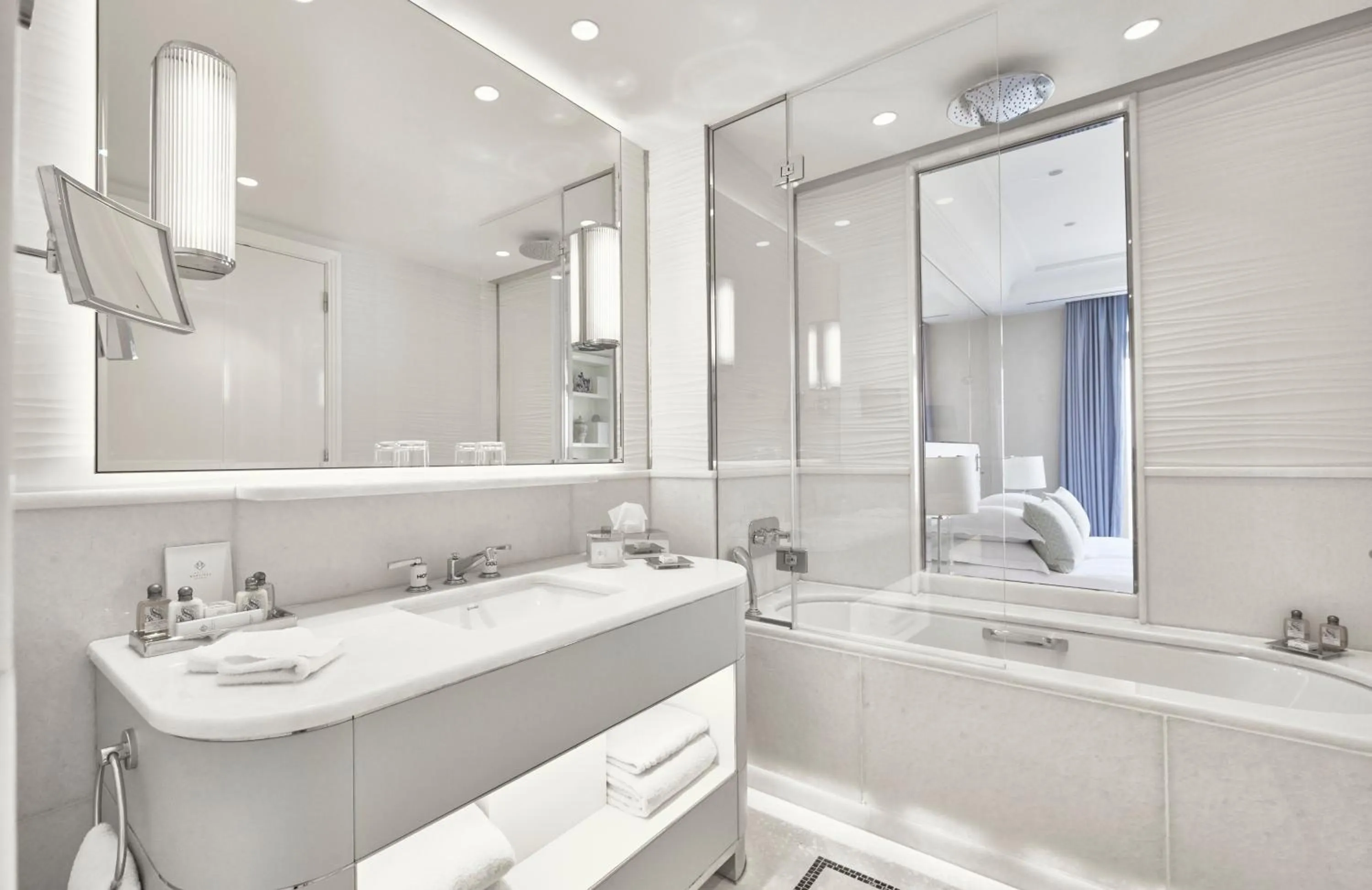 Bathroom in Hôtel Martinez, in The Unbound Collection by Hyatt