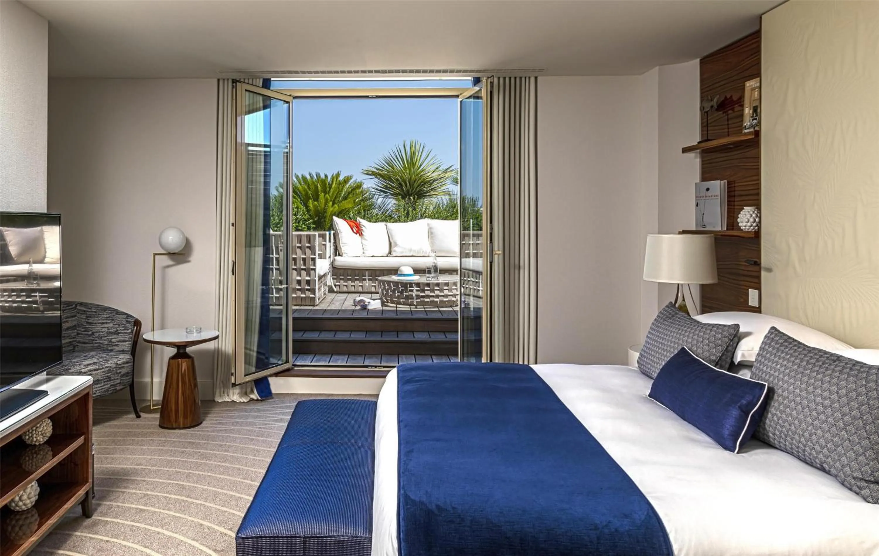 Photo of the whole room, Bed in Hôtel Martinez, in The Unbound Collection by Hyatt