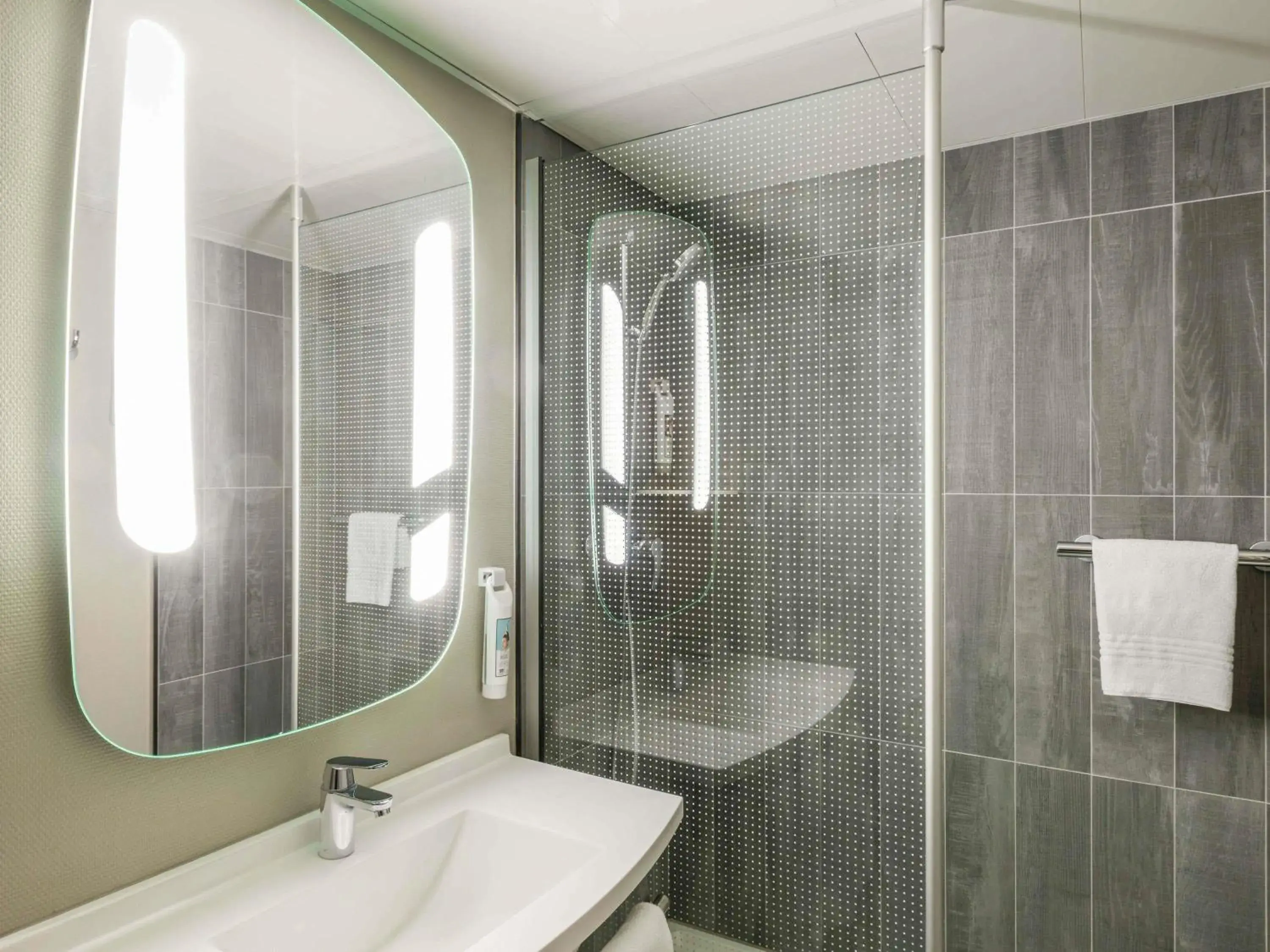 Bedroom in ibis Paris Gare de Lyon Ledru Rollin Bedroom in ibis Paris Gare de Lyon Ledru Rollin