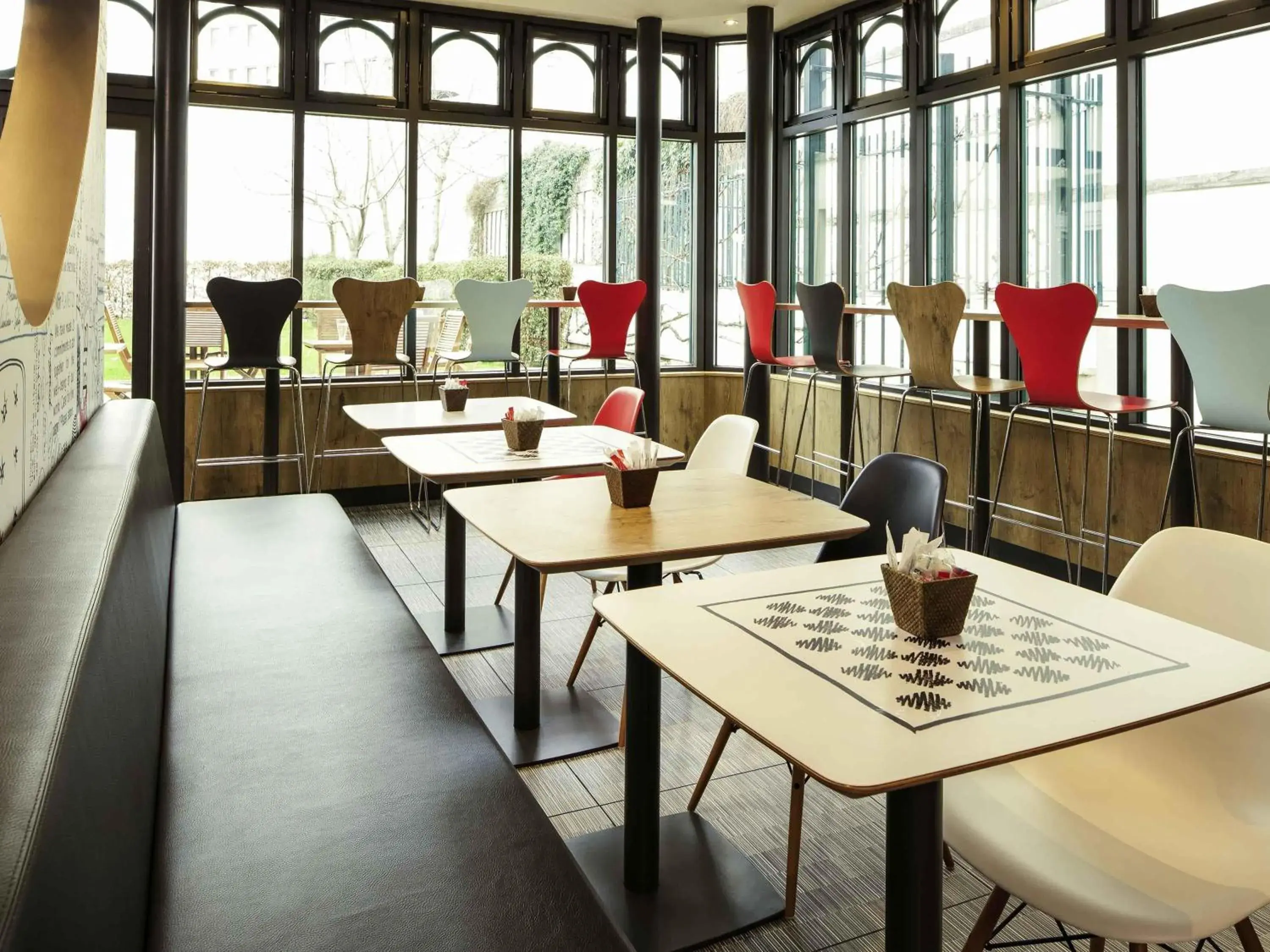 Lounge or bar in ibis Paris Gare de Lyon Ledru Rollin Lounge or bar in ibis Paris Gare de Lyon Ledru Rollin