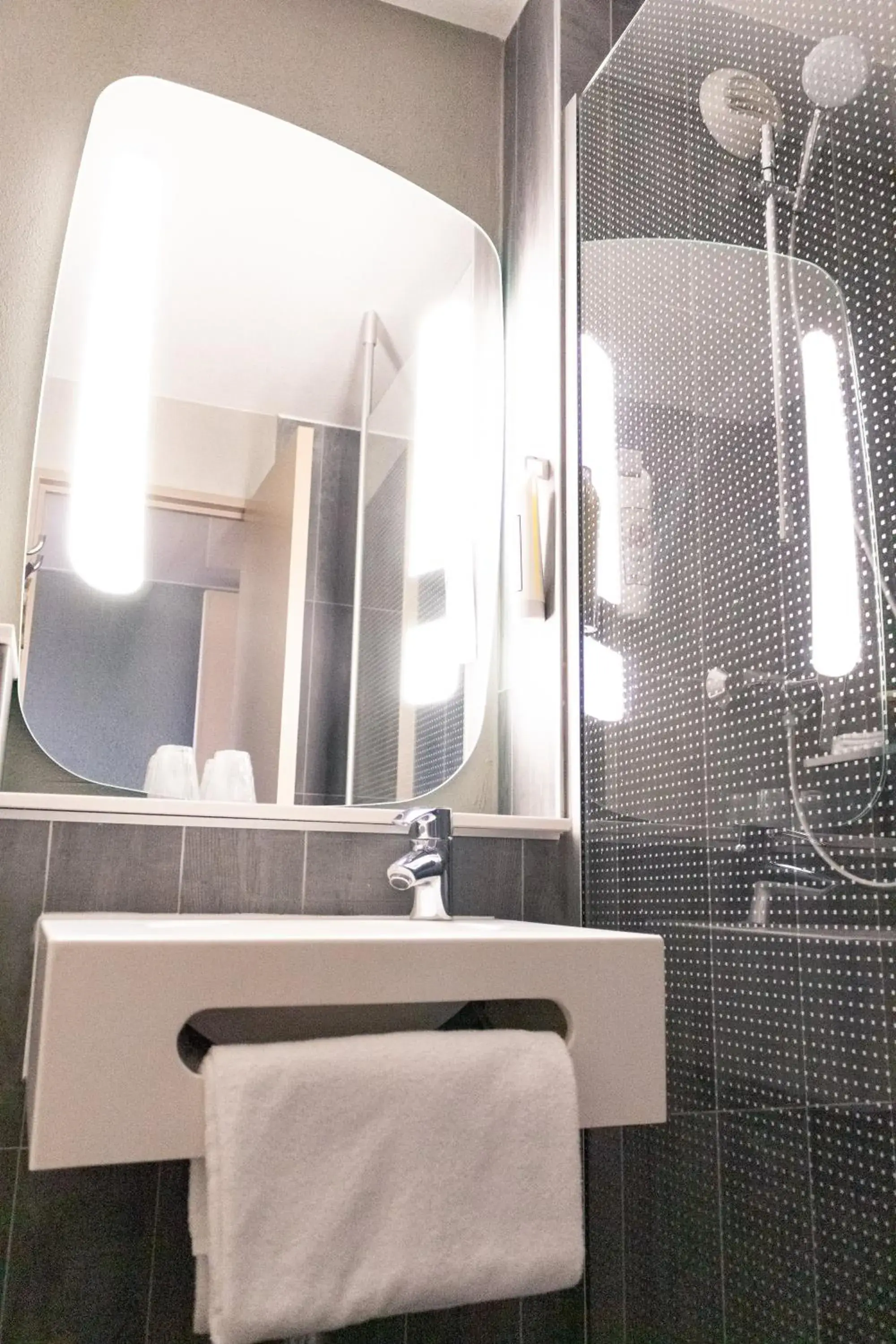 Bathroom in ibis Paris Gennevilliers Bathroom in ibis Paris Gennevilliers
