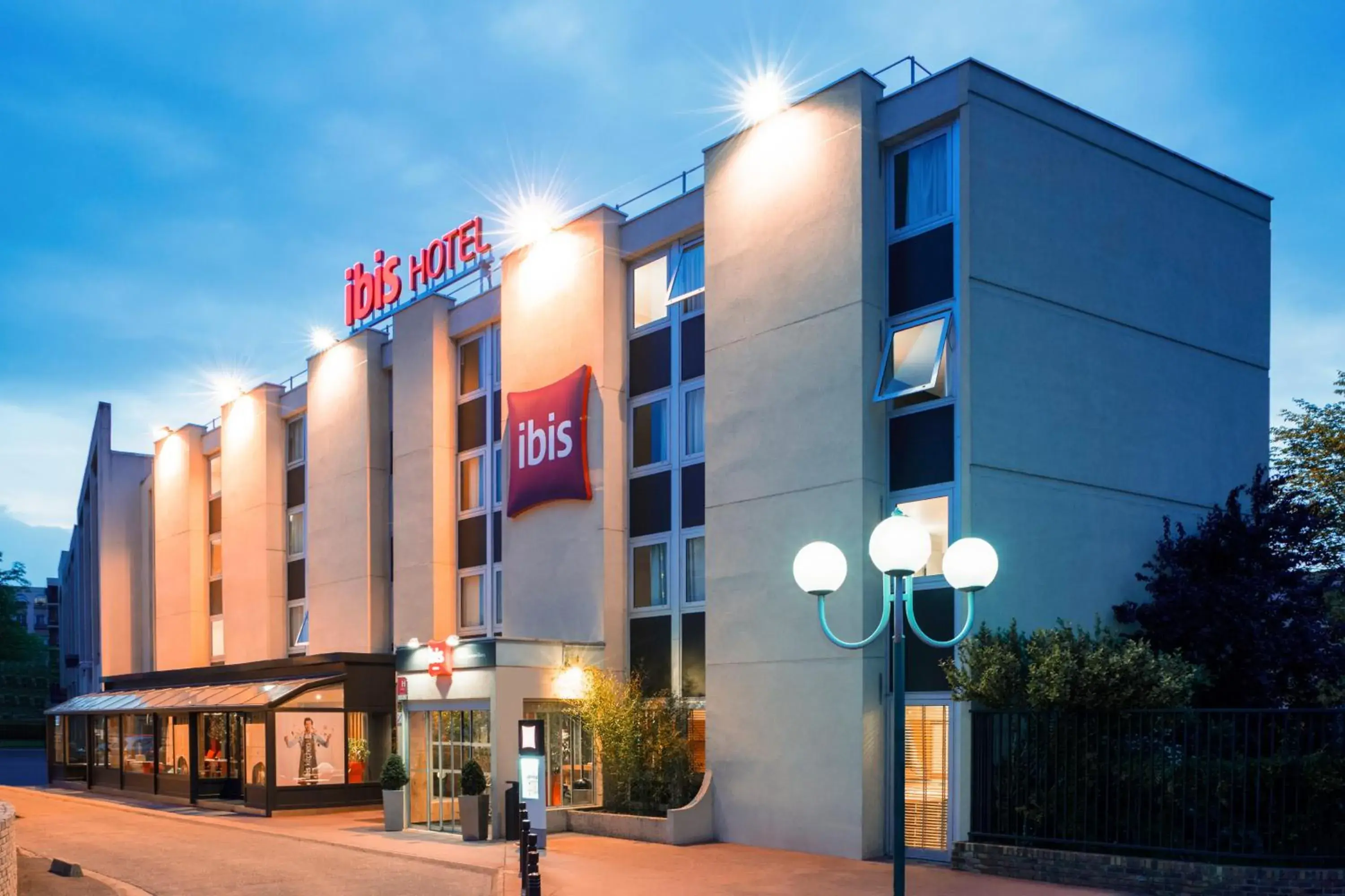Facade/entrance in ibis Paris Gennevilliers Facade/entrance in ibis Paris Gennevilliers
