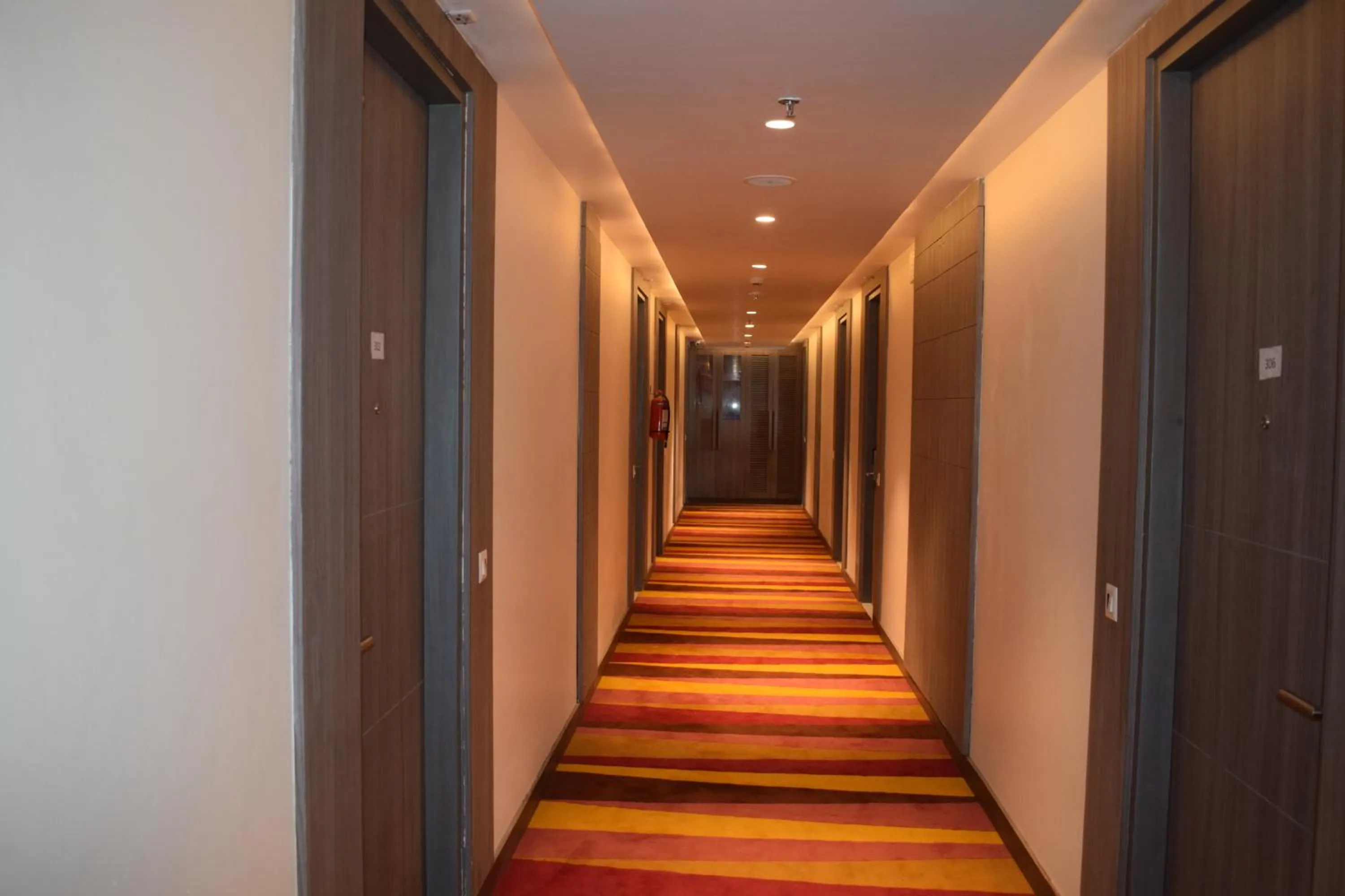 Hotel Deep Clarks Inn Lucknow