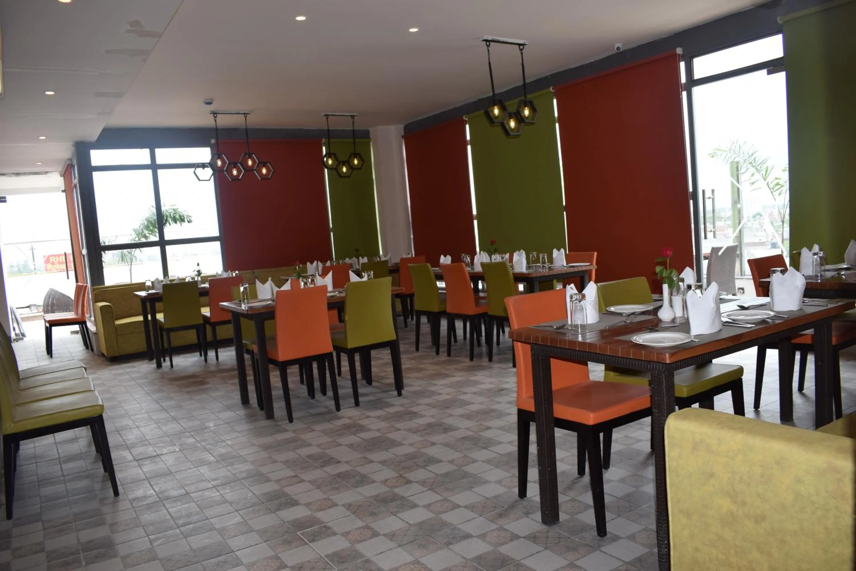 Restaurant/places to eat in Hotel Deep Clarks Inn Lucknow