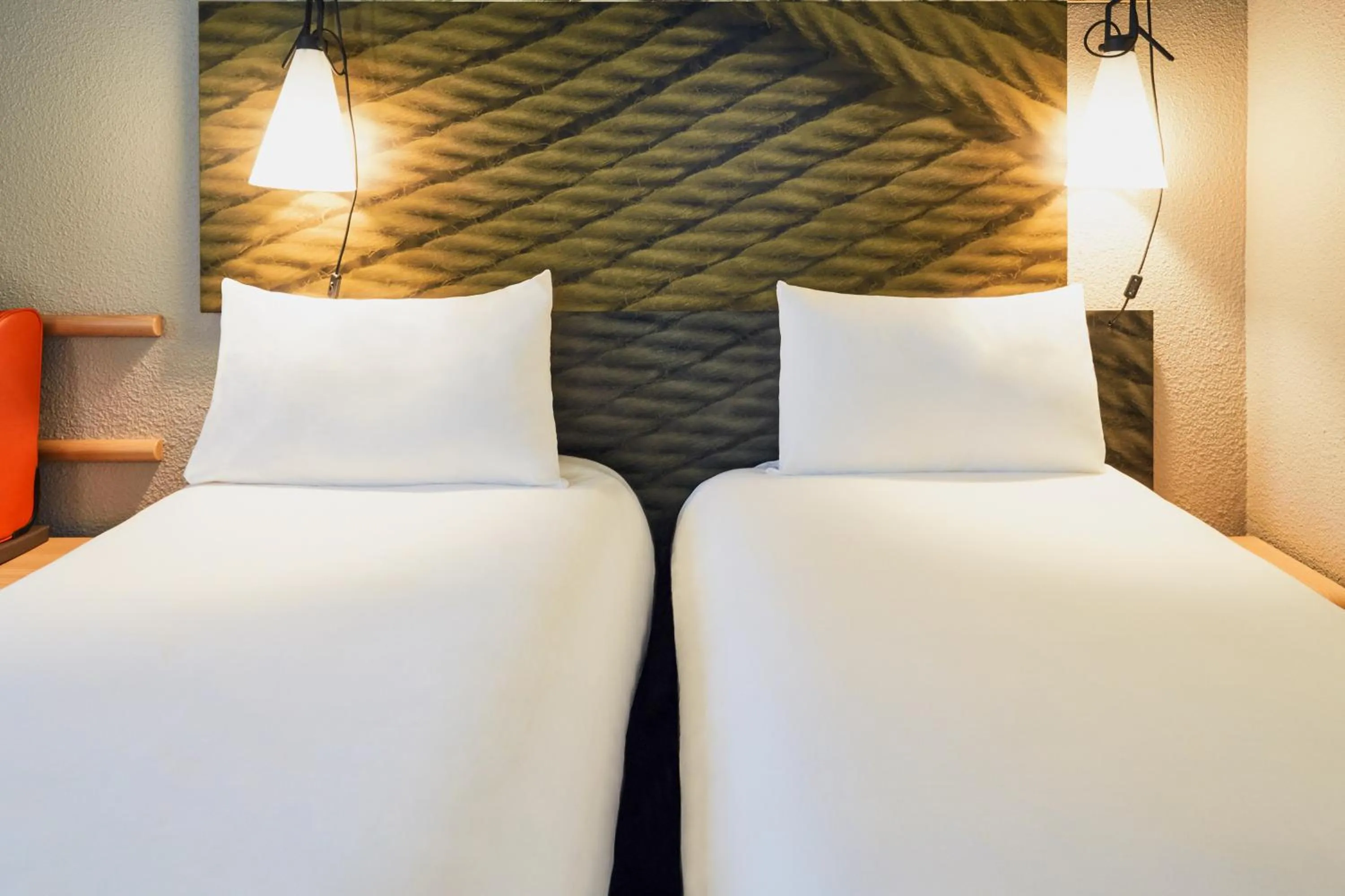 Bedroom, Bed in ibis Paris Gare De L'Est TGV