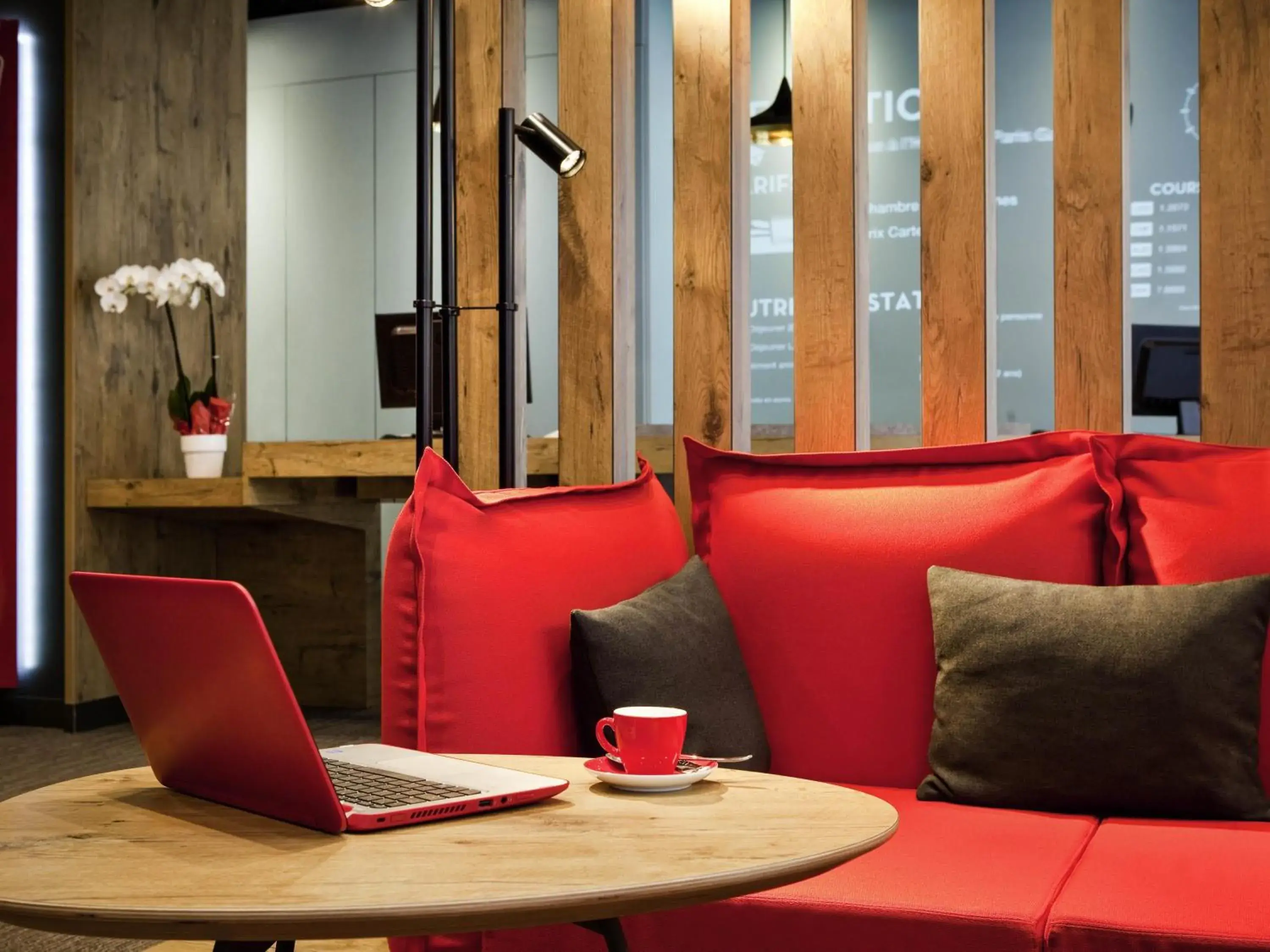 Lounge or bar in ibis Paris Gare De L'Est TGV Lounge or bar in ibis Paris Gare De L'Est TGV