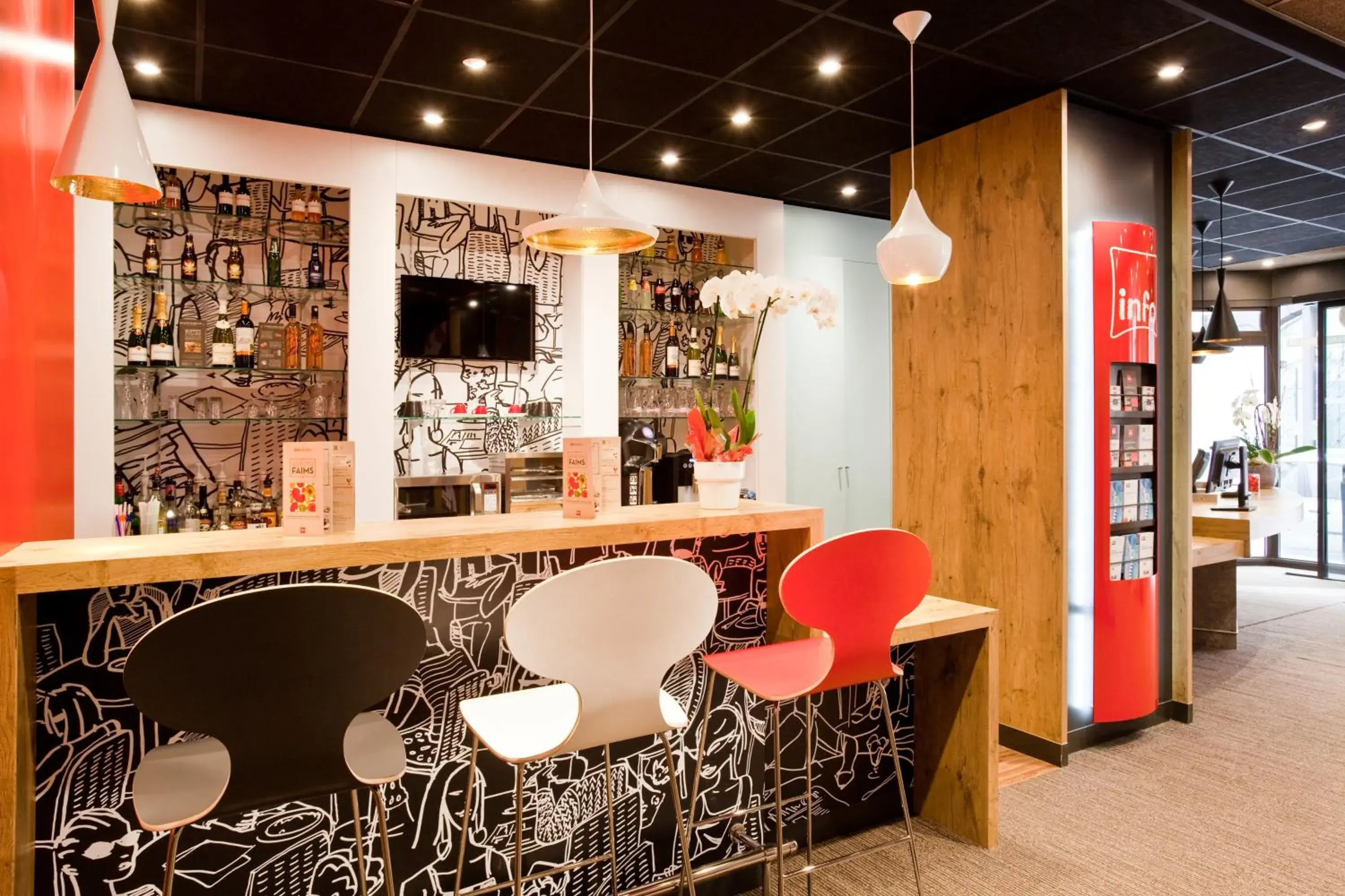 Lounge or bar in ibis Paris Gare De L'Est TGV Lounge or bar in ibis Paris Gare De L'Est TGV