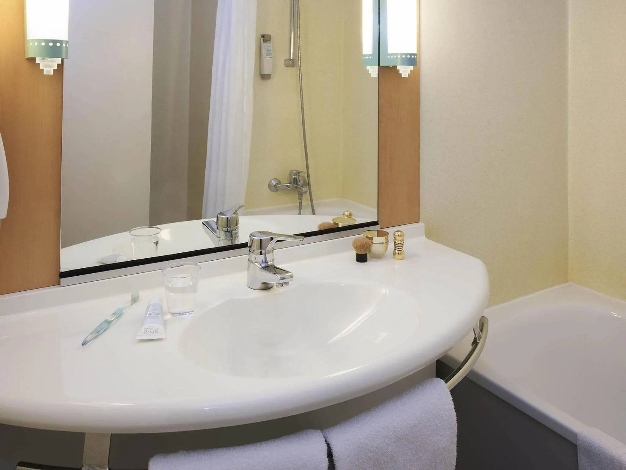 Bedroom in ibis Paris Pantin Eglise