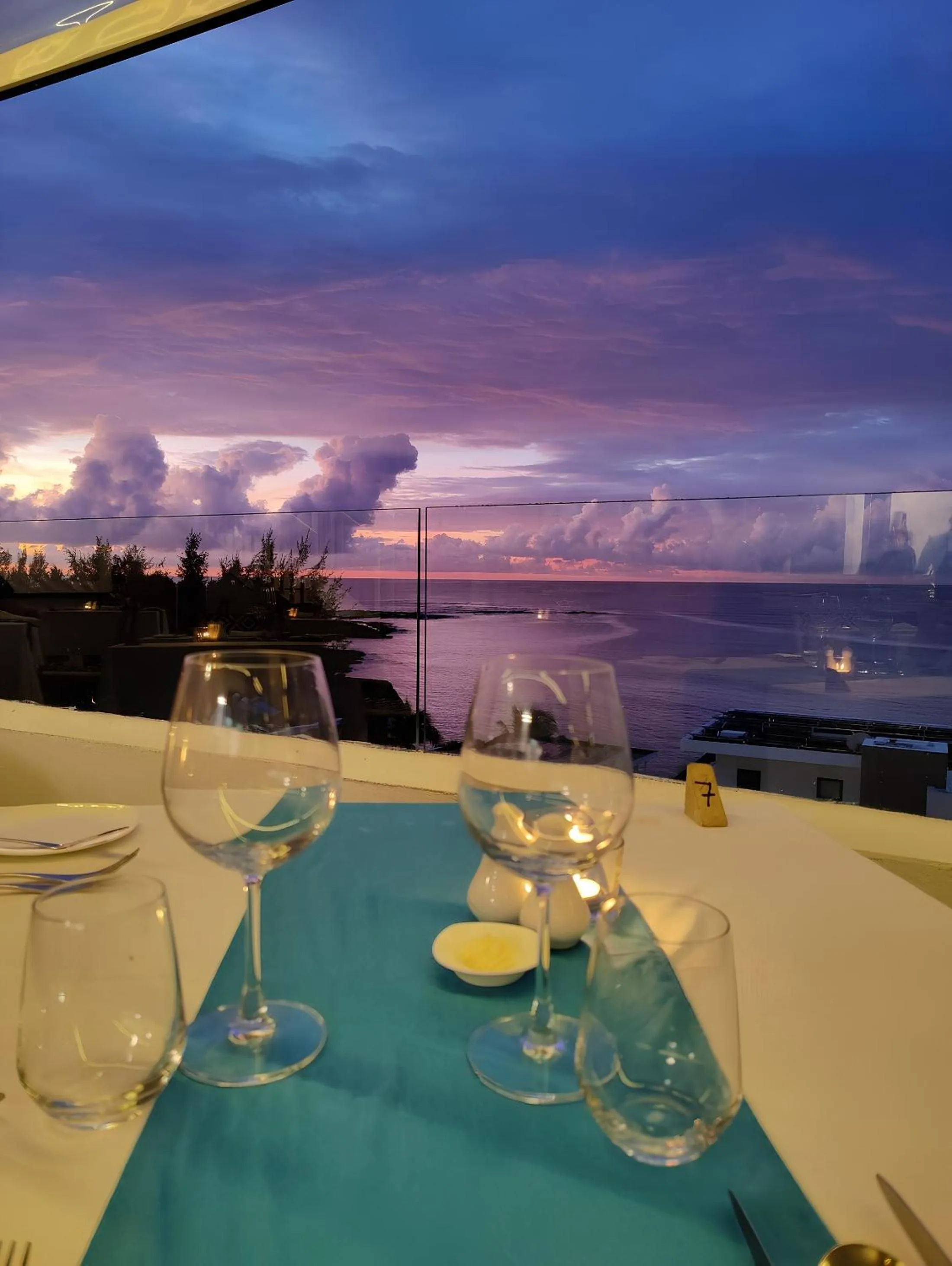 Restaurant/places to eat in Ocean V Hotel