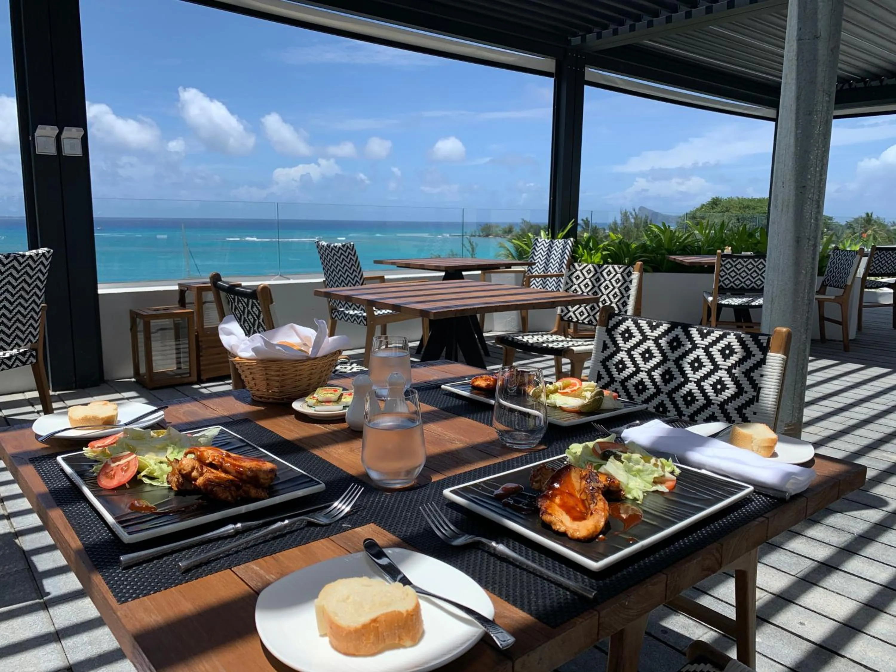 Restaurant/places to eat in Ocean V Hotel