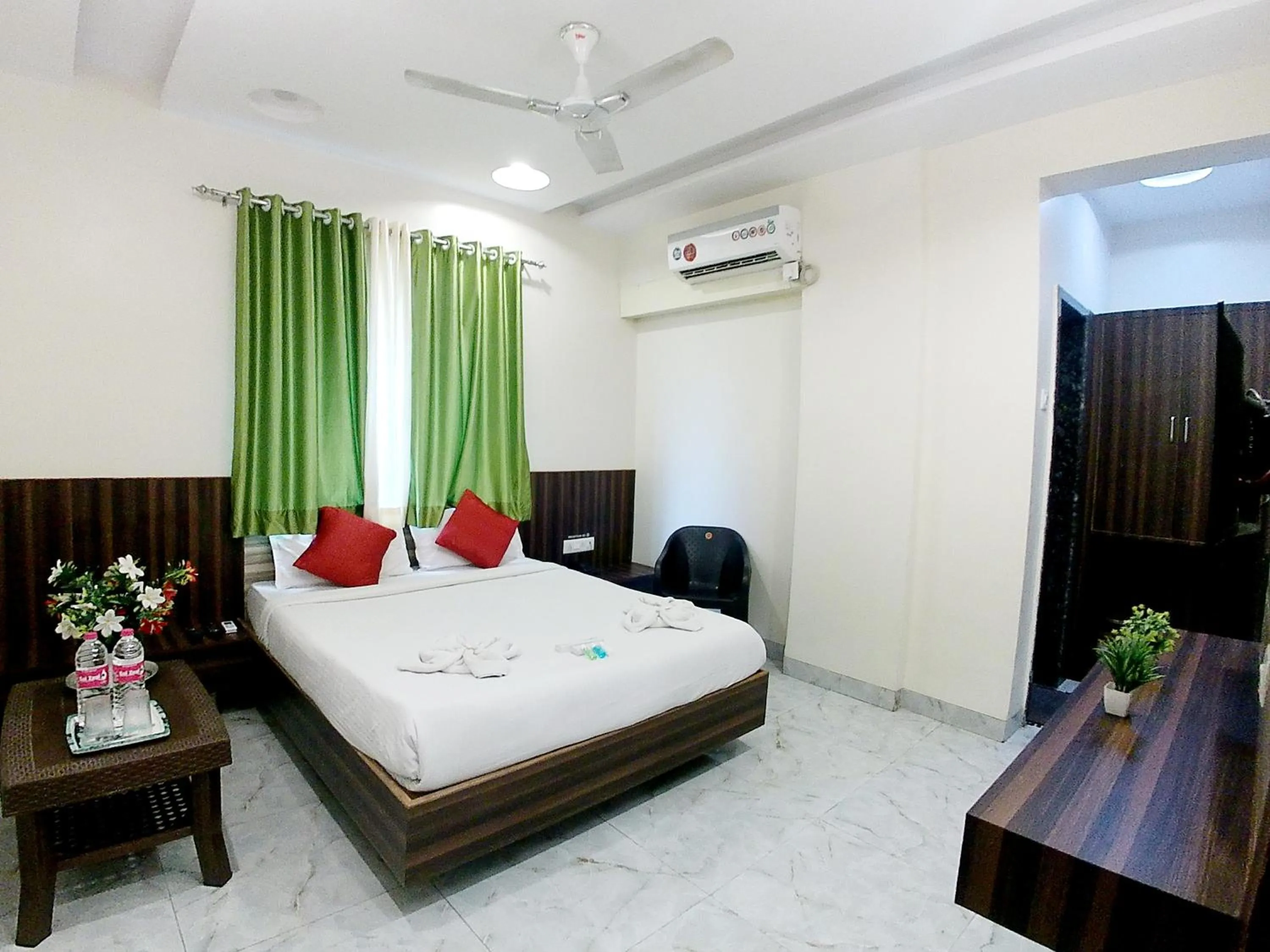 Bed in Hotel Sai SK Palace