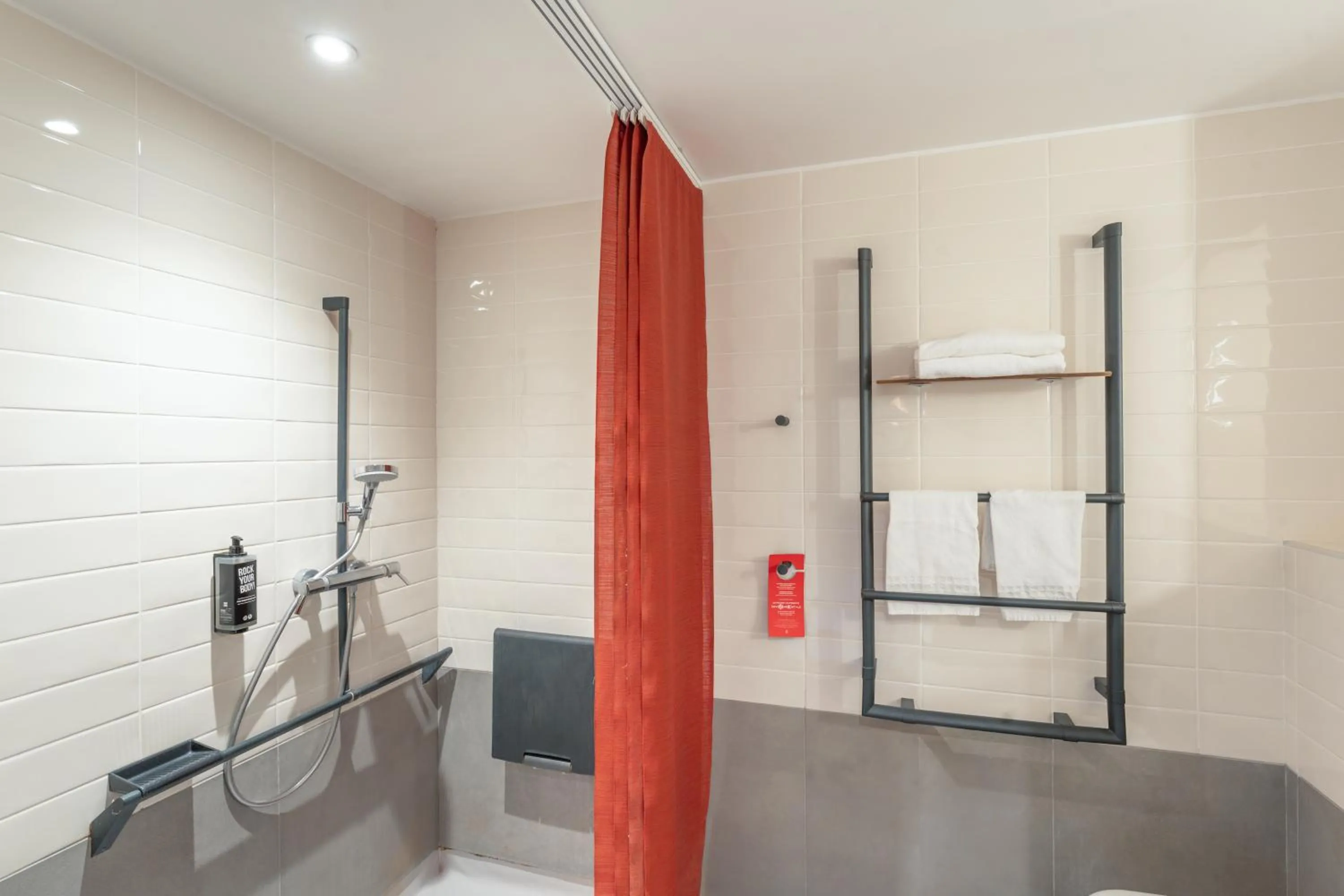 Bathroom in ibis Paris 17 Clichy-Batignolles