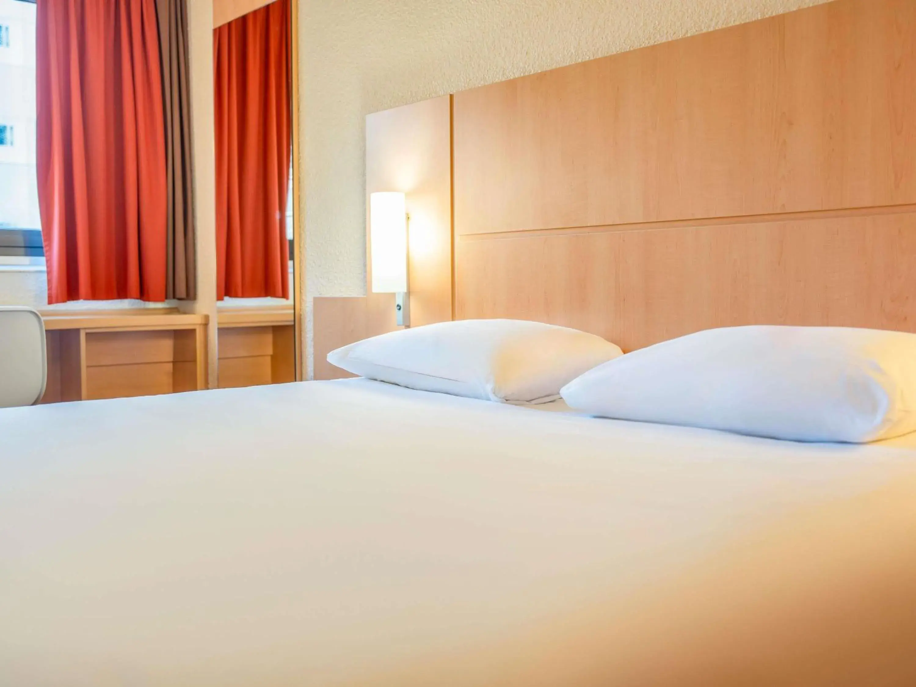 Bedroom, Bed in ibis Paris 17 Clichy-Batignolles Bedroom, Bed in ibis Paris 17 Clichy-Batignolles