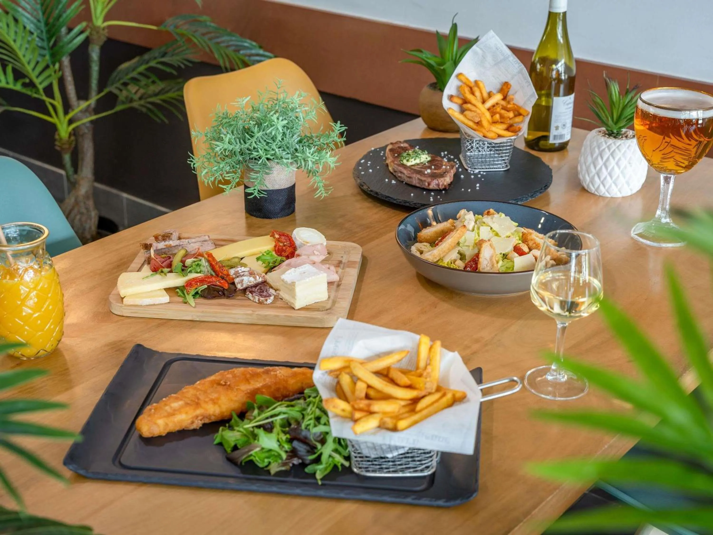 Restaurant/places to eat in ibis Paris 17 Clichy-Batignolles