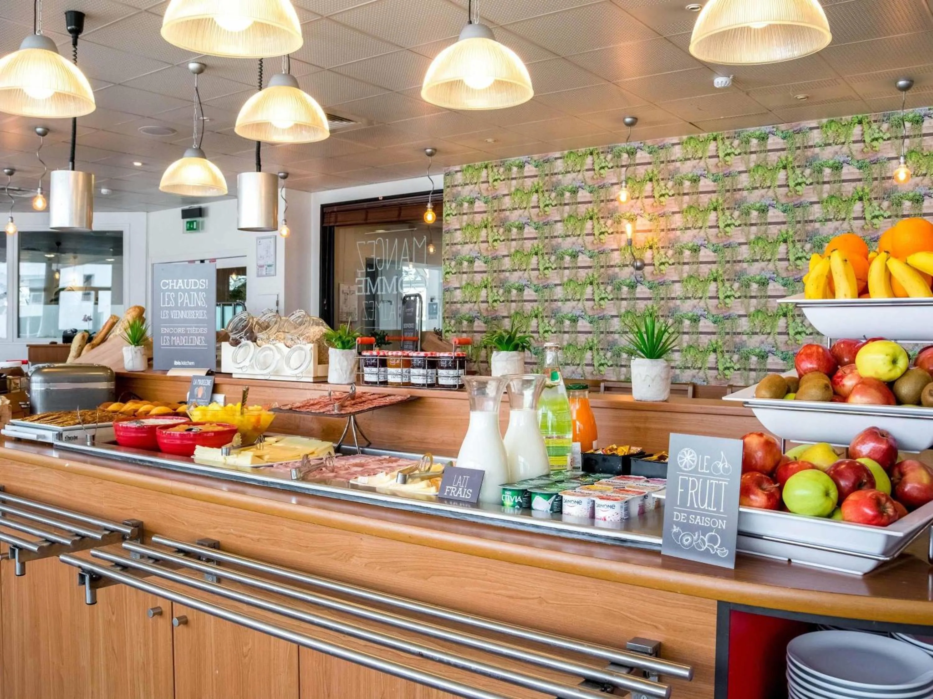 Restaurant/places to eat in ibis Paris 17 Clichy-Batignolles