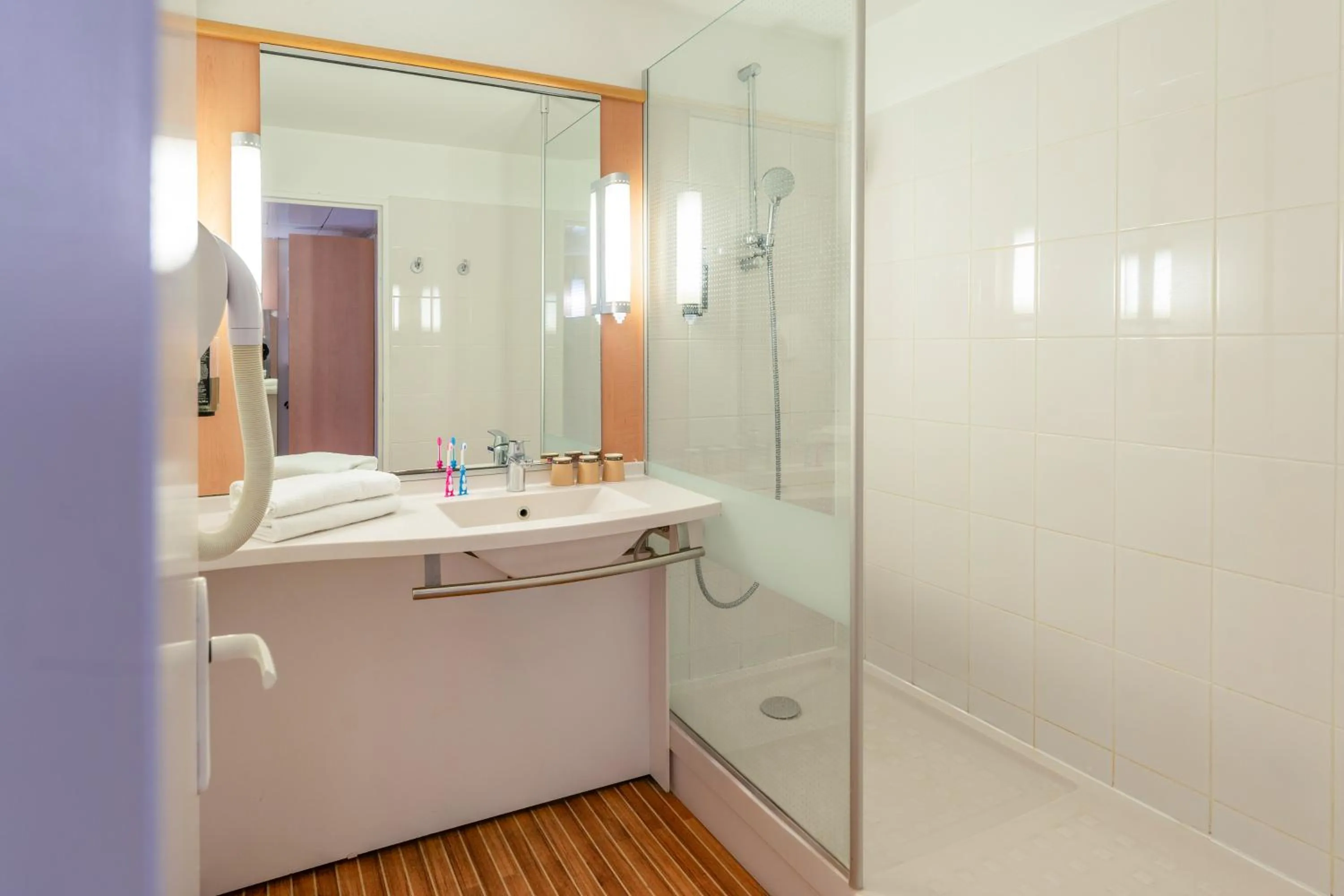 Bathroom in ibis Paris 17 Clichy-Batignolles