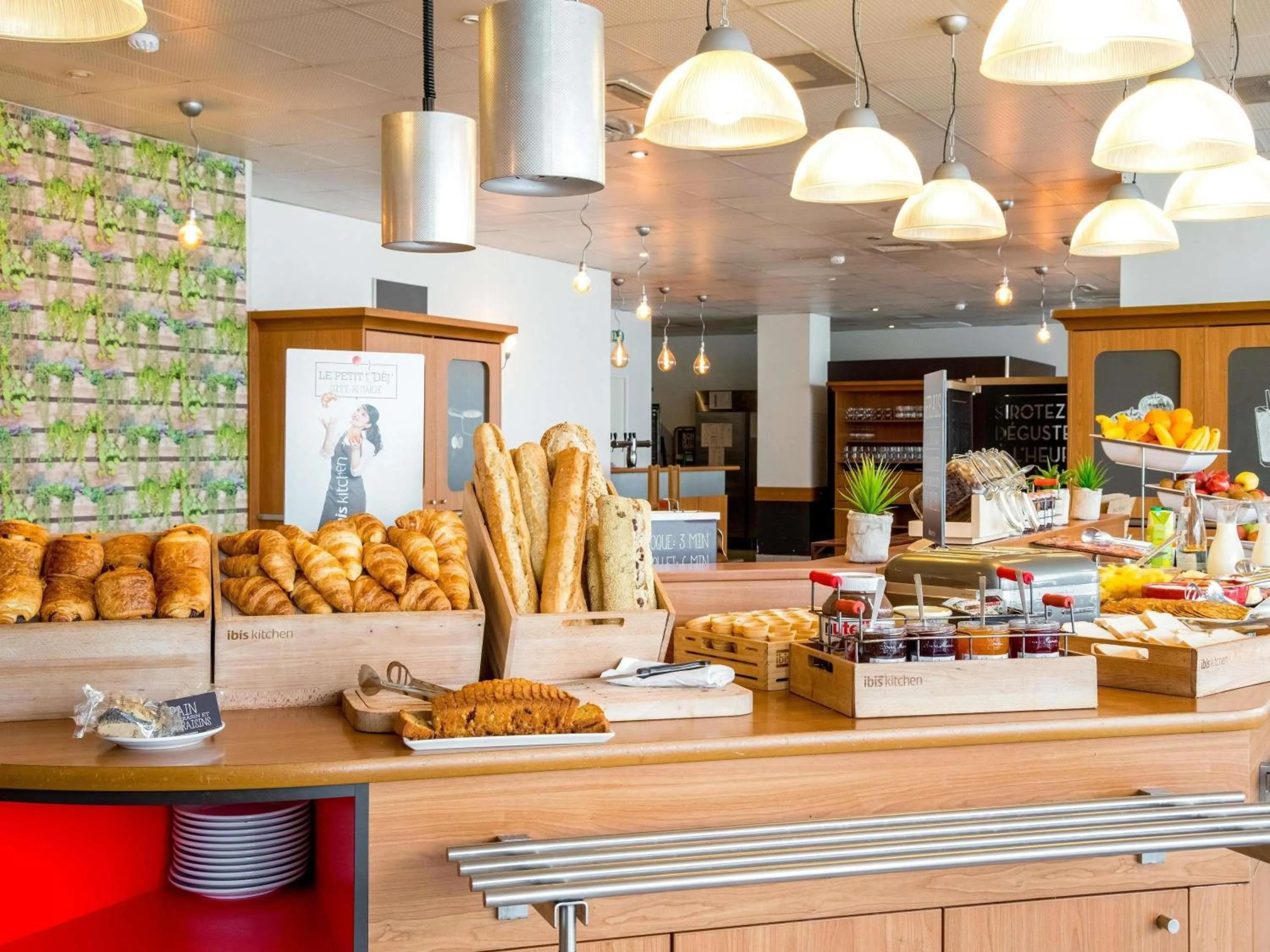 Restaurant/places to eat in ibis Paris 17 Clichy-Batignolles