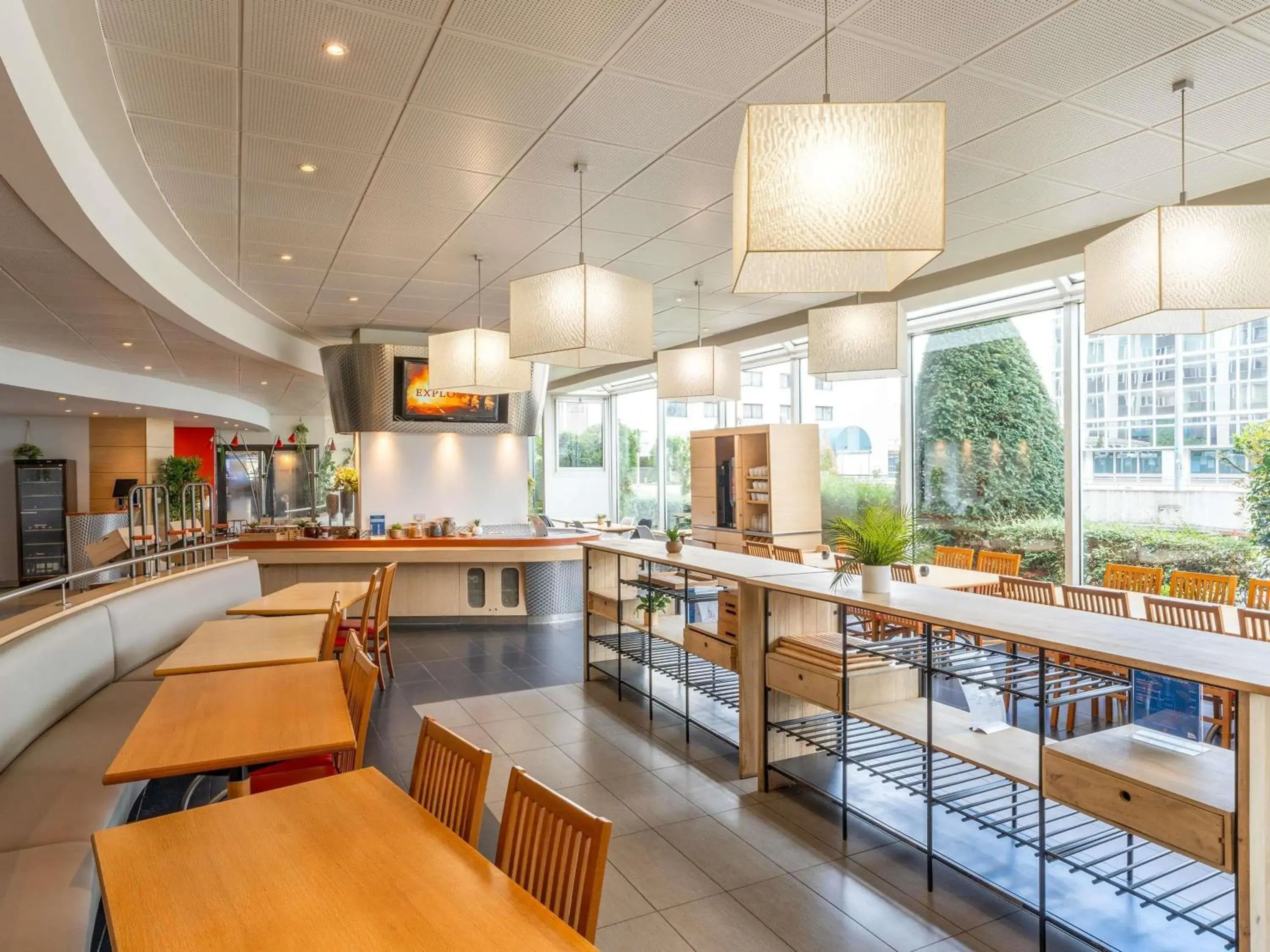 Restaurant/places to eat in ibis Paris 17 Clichy-Batignolles Restaurant/places to eat in ibis Paris 17 Clichy-Batignolles