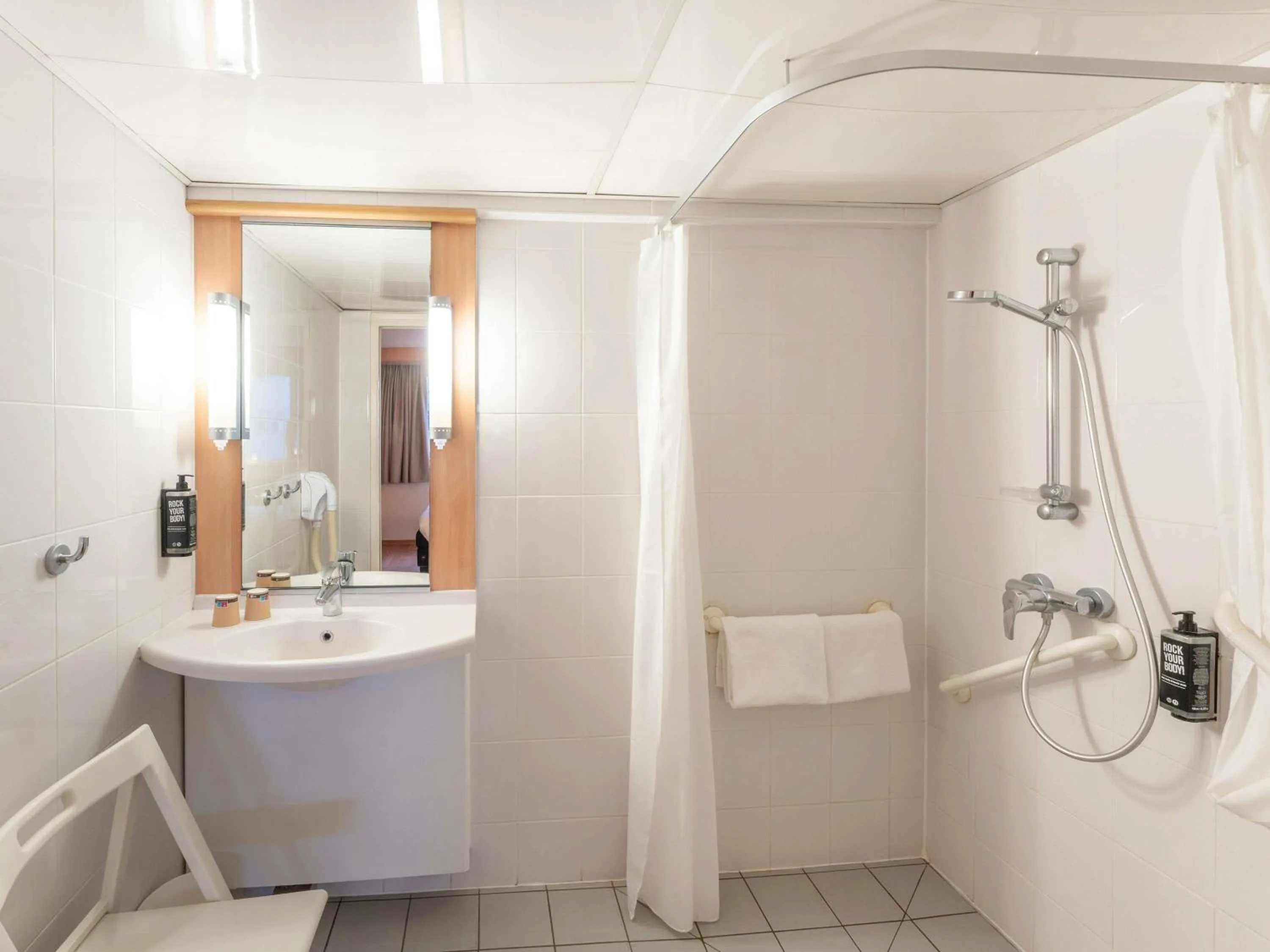 Bedroom in ibis Paris 17 Clichy-Batignolles