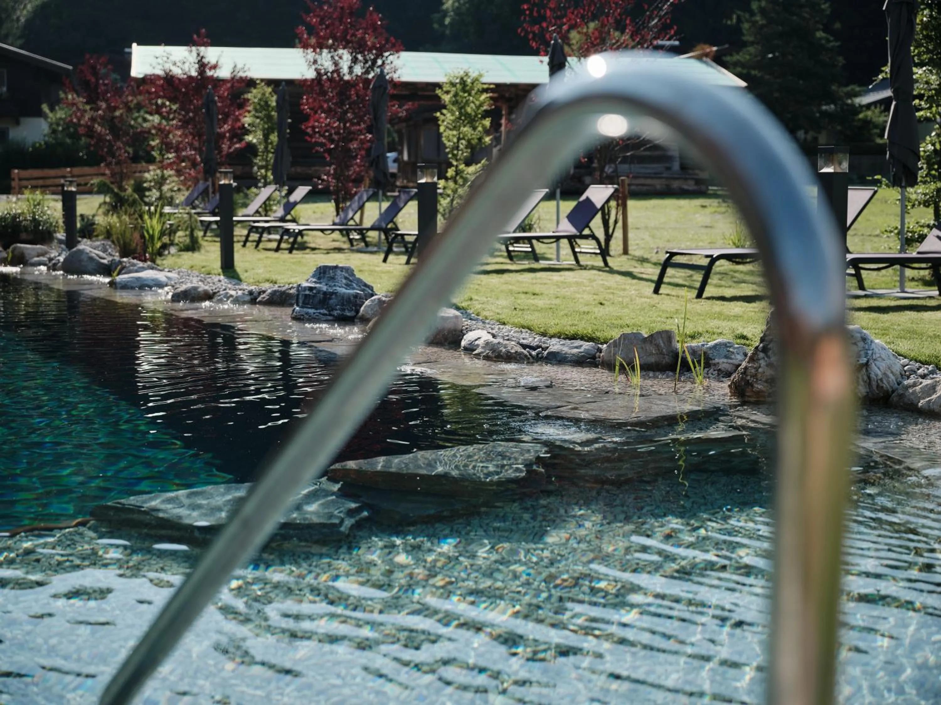 Garden in Wellness und Brunch Hotel MorgenZeit beheizter Naturpool mit Sandstrand Genuss Frühstück bis 13 Uhr Hochkönig Sommercard