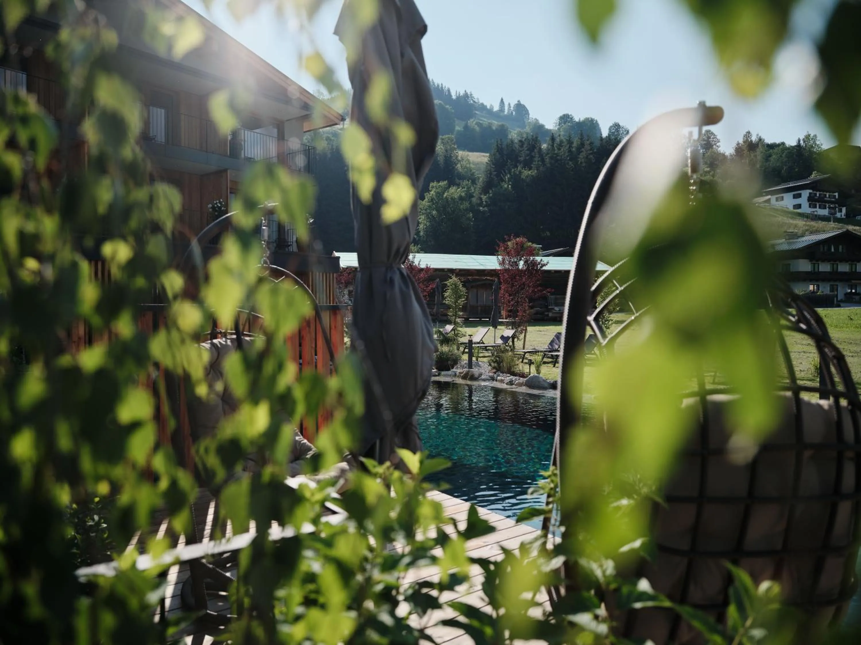 Garden in Wellness und Brunch Hotel MorgenZeit beheizter Naturpool mit Sandstrand Genuss Frühstück bis 13 Uhr Hochkönig Sommercard