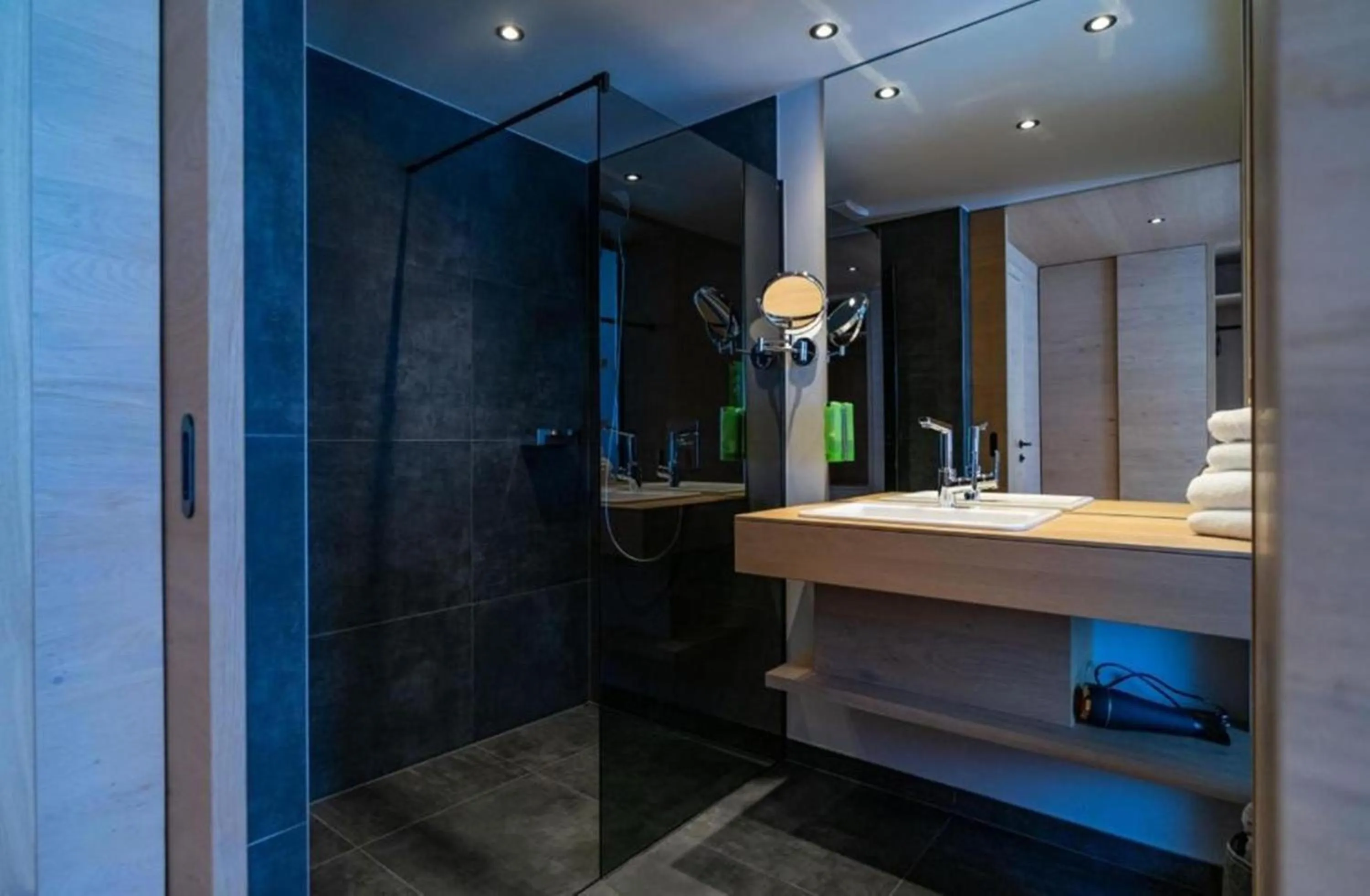 Bathroom in Wellness und Brunch Hotel MorgenZeit beheizter Naturpool mit Sandstrand Genuss Frühstück bis 13 Uhr Hochkönig Sommercard