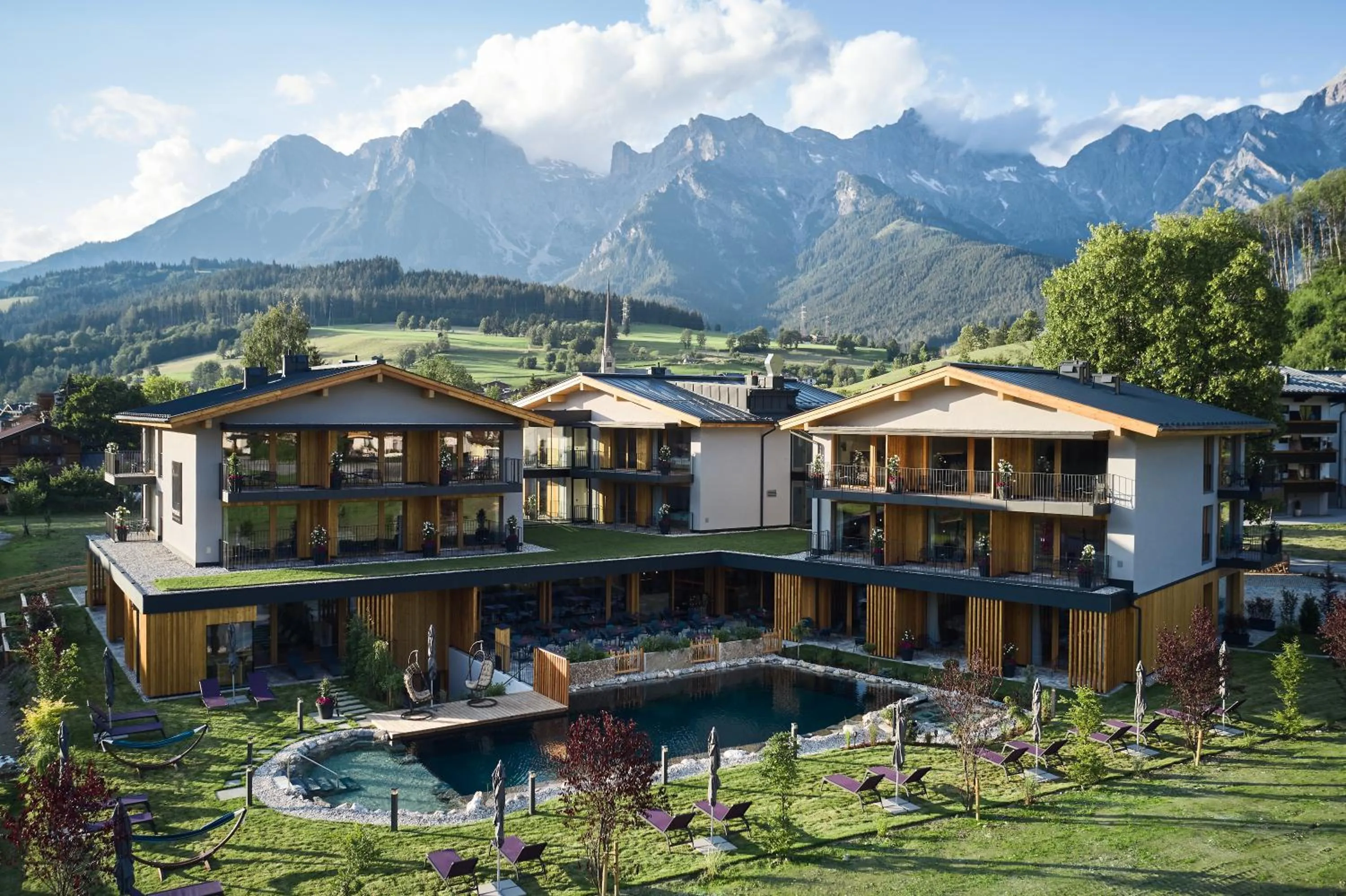 Property building in Wellness und Brunch Hotel MorgenZeit beheizter Naturpool mit Sandstrand Genuss Frühstück bis 13 Uhr Hochkönig Sommercard