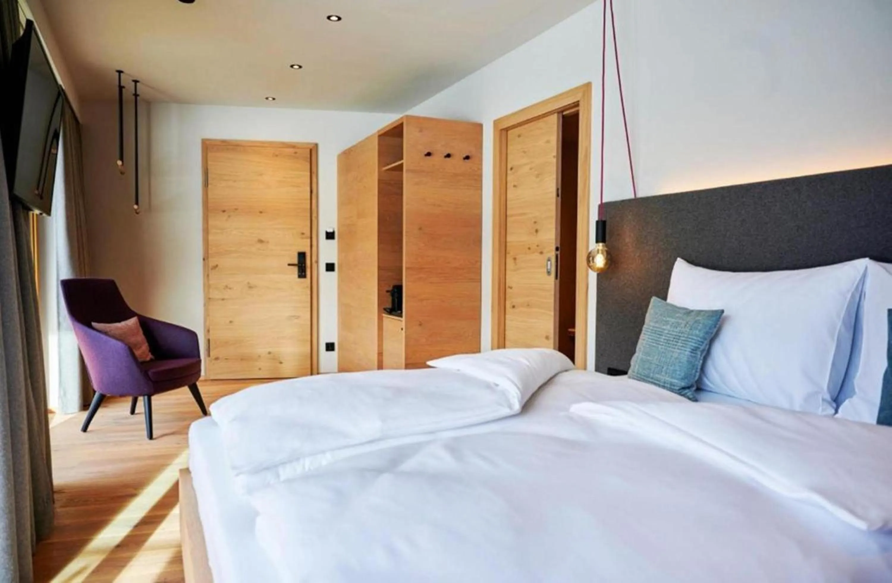 Photo of the whole room, Bed in Wellness und Brunch Hotel MorgenZeit beheizter Naturpool mit Sandstrand Genuss Frühstück bis 13 Uhr Hochkönig Sommercard