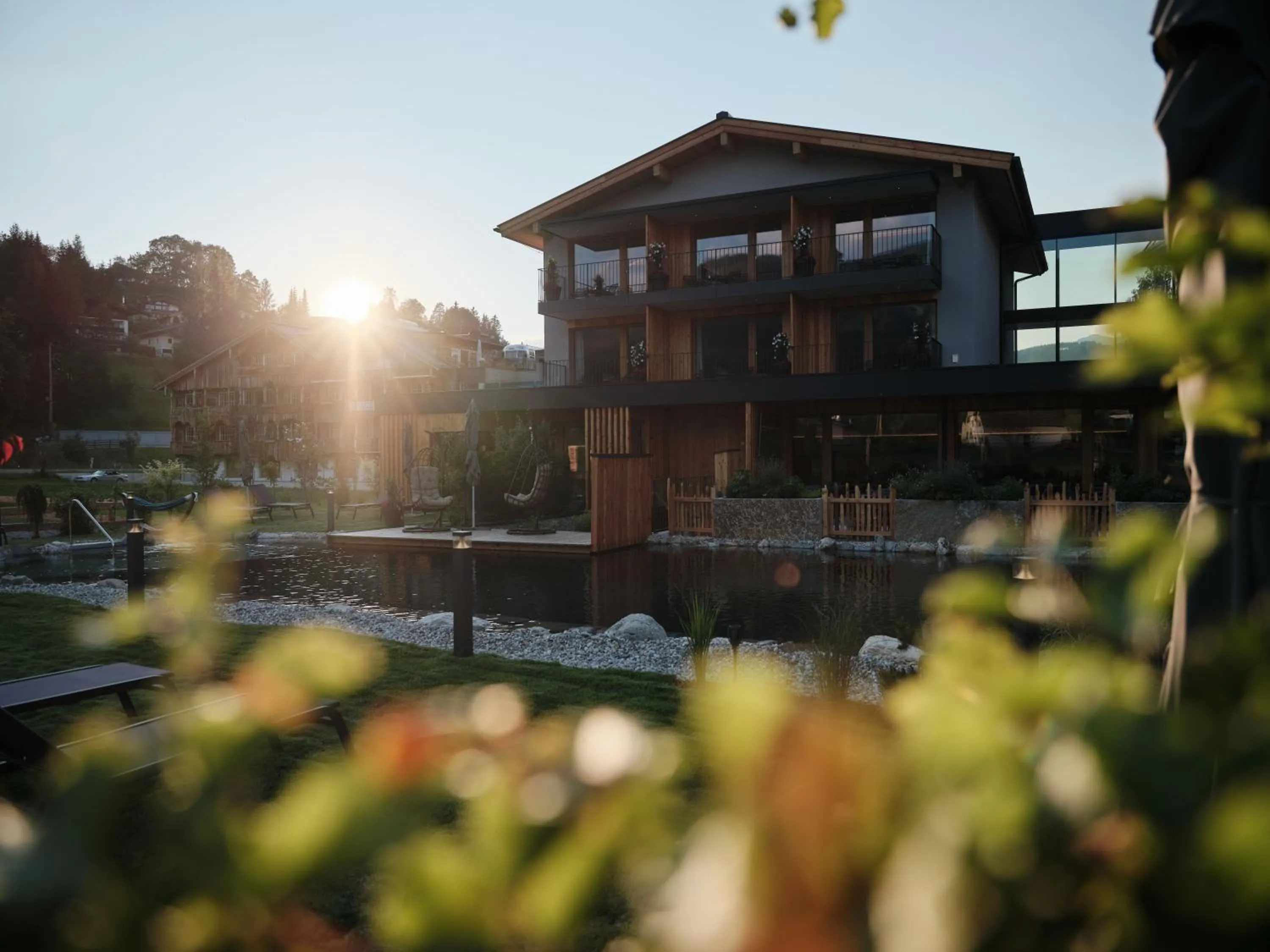 Property building in Wellness und Brunch Hotel MorgenZeit beheizter Naturpool mit Sandstrand Genuss Frühstück bis 13 Uhr Hochkönig Sommercard