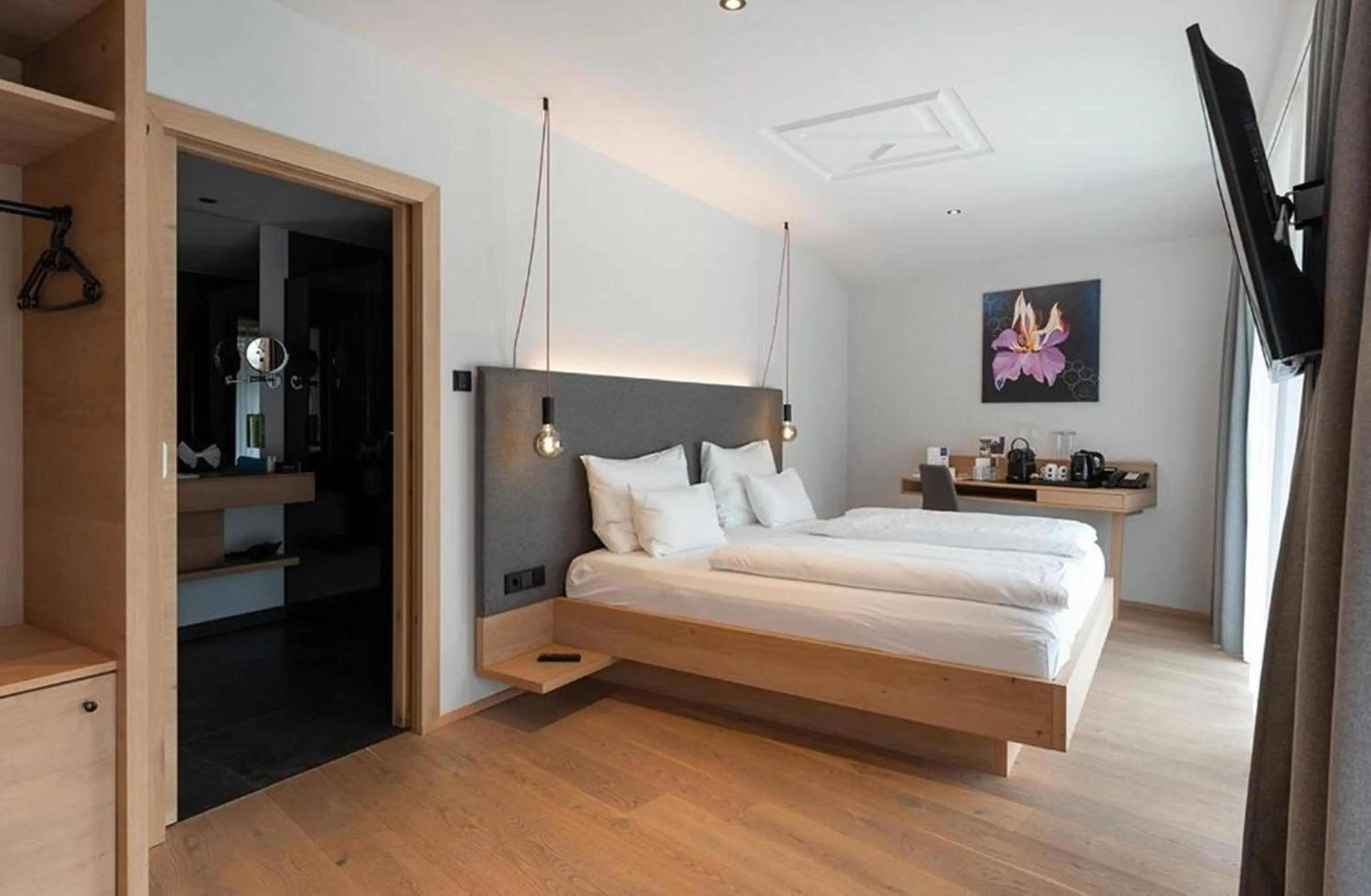 Photo of the whole room, Bed in Wellness und Brunch Hotel MorgenZeit beheizter Naturpool mit Sandstrand Genuss Frühstück bis 13 Uhr Hochkönig Sommercard