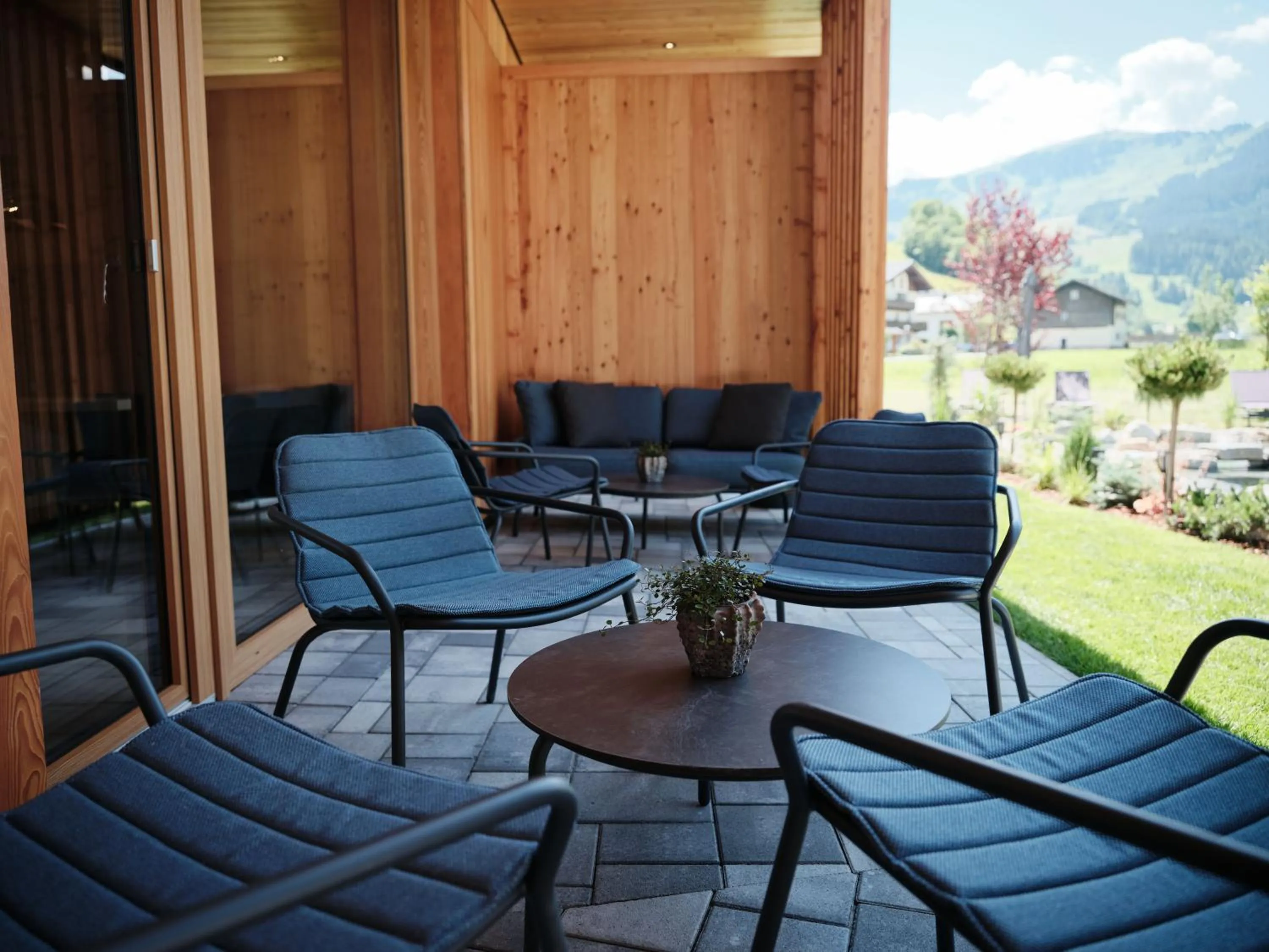 Patio in Wellness und Brunch Hotel MorgenZeit beheizter Naturpool mit Sandstrand Genuss Frühstück bis 13 Uhr Hochkönig Sommercard