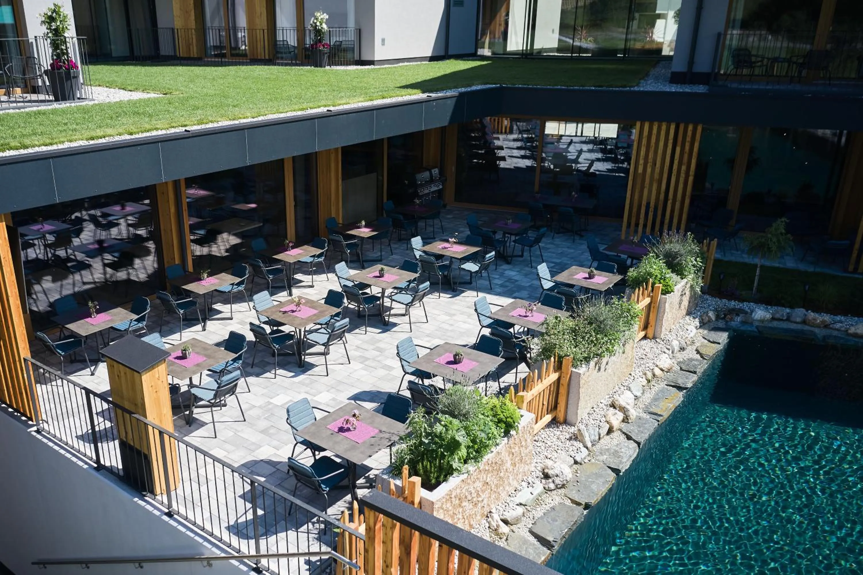 Property building in Wellness und Brunch Hotel MorgenZeit beheizter Naturpool mit Sandstrand Genuss Frühstück bis 13 Uhr Hochkönig Sommercard