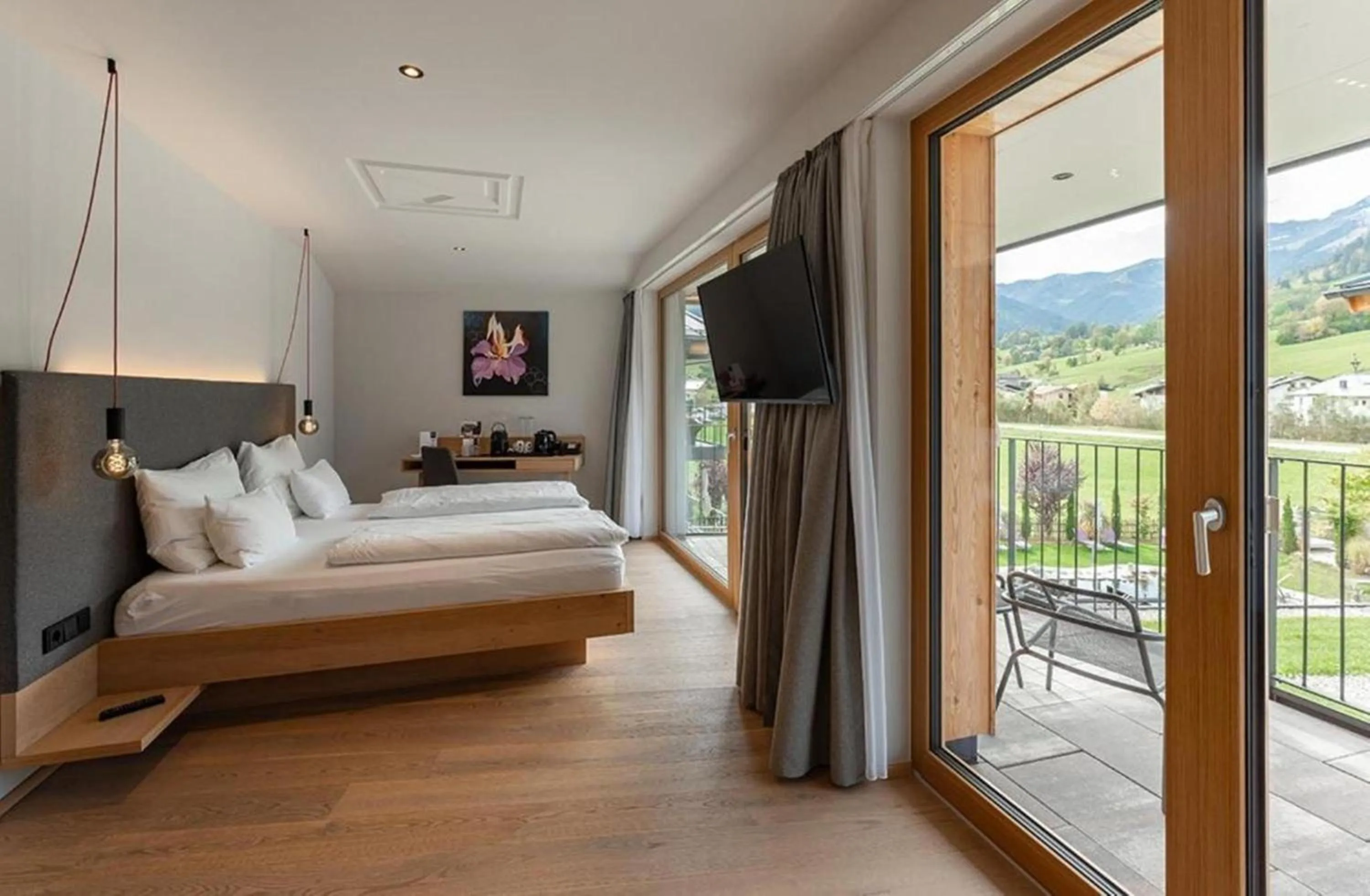 Photo of the whole room, Bed in Wellness und Brunch Hotel MorgenZeit beheizter Naturpool mit Sandstrand Genuss Frühstück bis 13 Uhr Hochkönig Sommercard