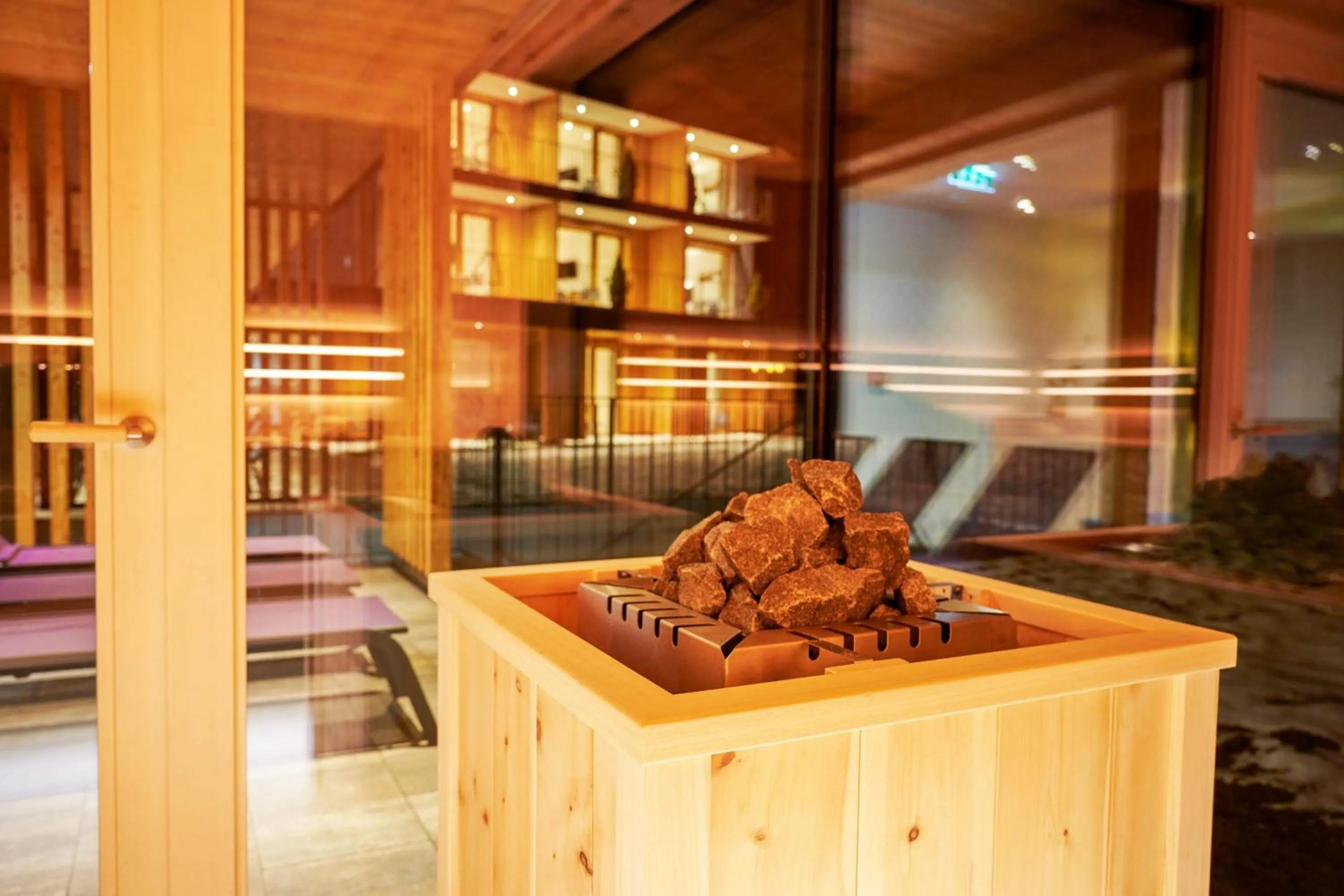 Sauna in Wellness und Brunch Hotel MorgenZeit beheizter Naturpool mit Sandstrand Genuss Frühstück bis 13 Uhr Hochkönig Sommercard