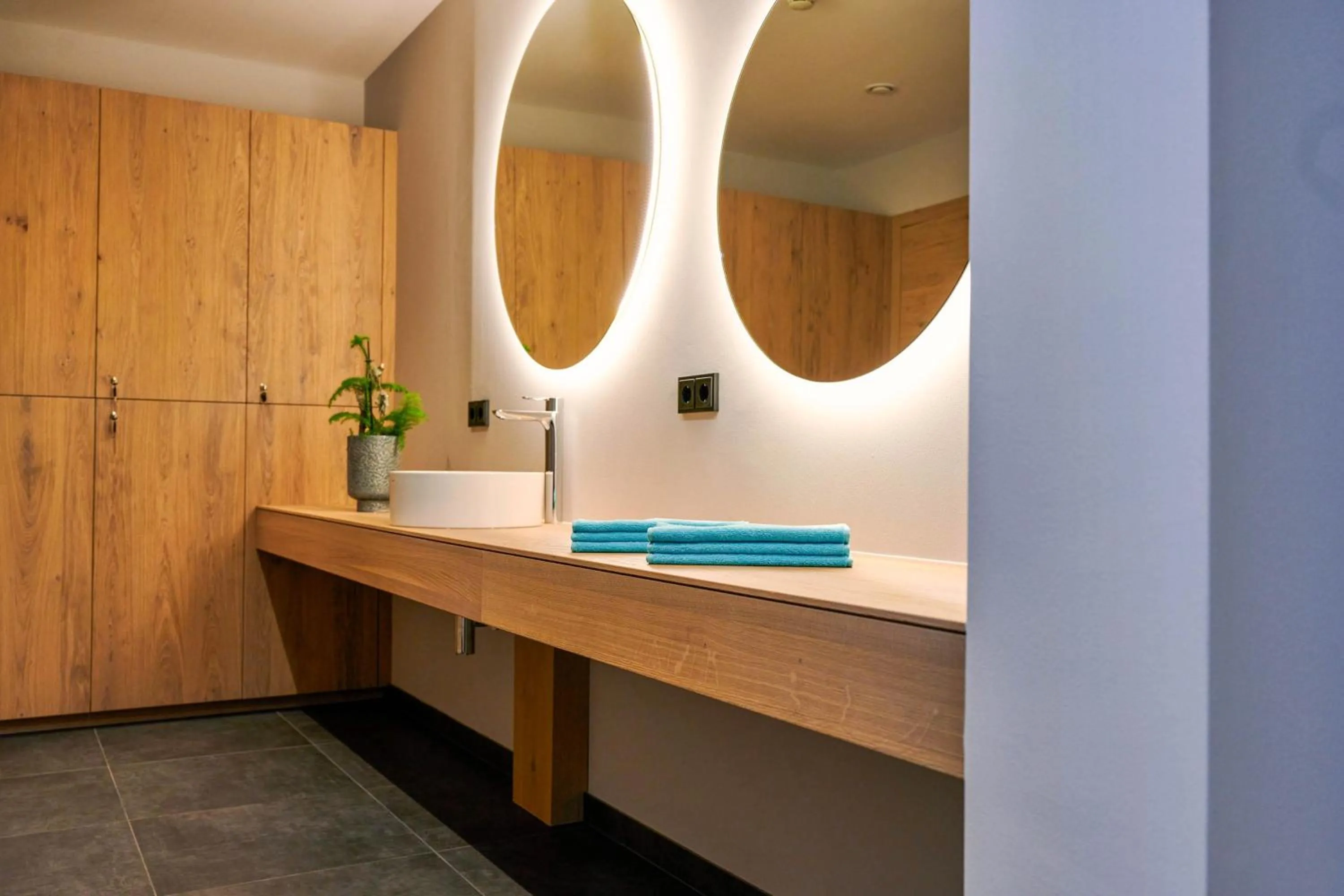 Spa and wellness centre/facilities in Wellness und Brunch Hotel MorgenZeit beheizter Naturpool mit Sandstrand Genuss Frühstück bis 13 Uhr Hochkönig Sommercard