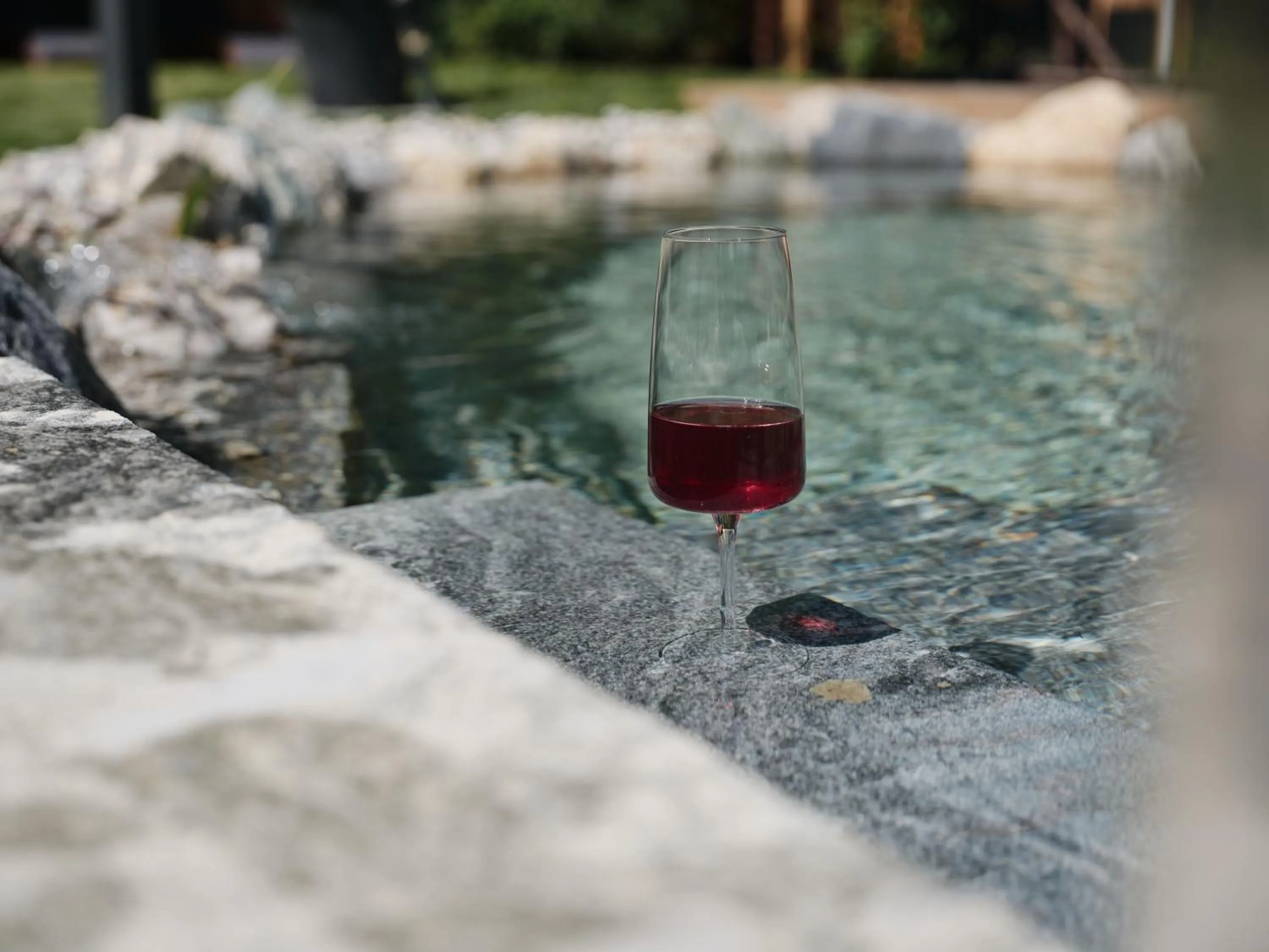 Drinks in Wellness und Brunch Hotel MorgenZeit beheizter Naturpool mit Sandstrand Genuss Frühstück bis 13 Uhr Hochkönig Sommercard