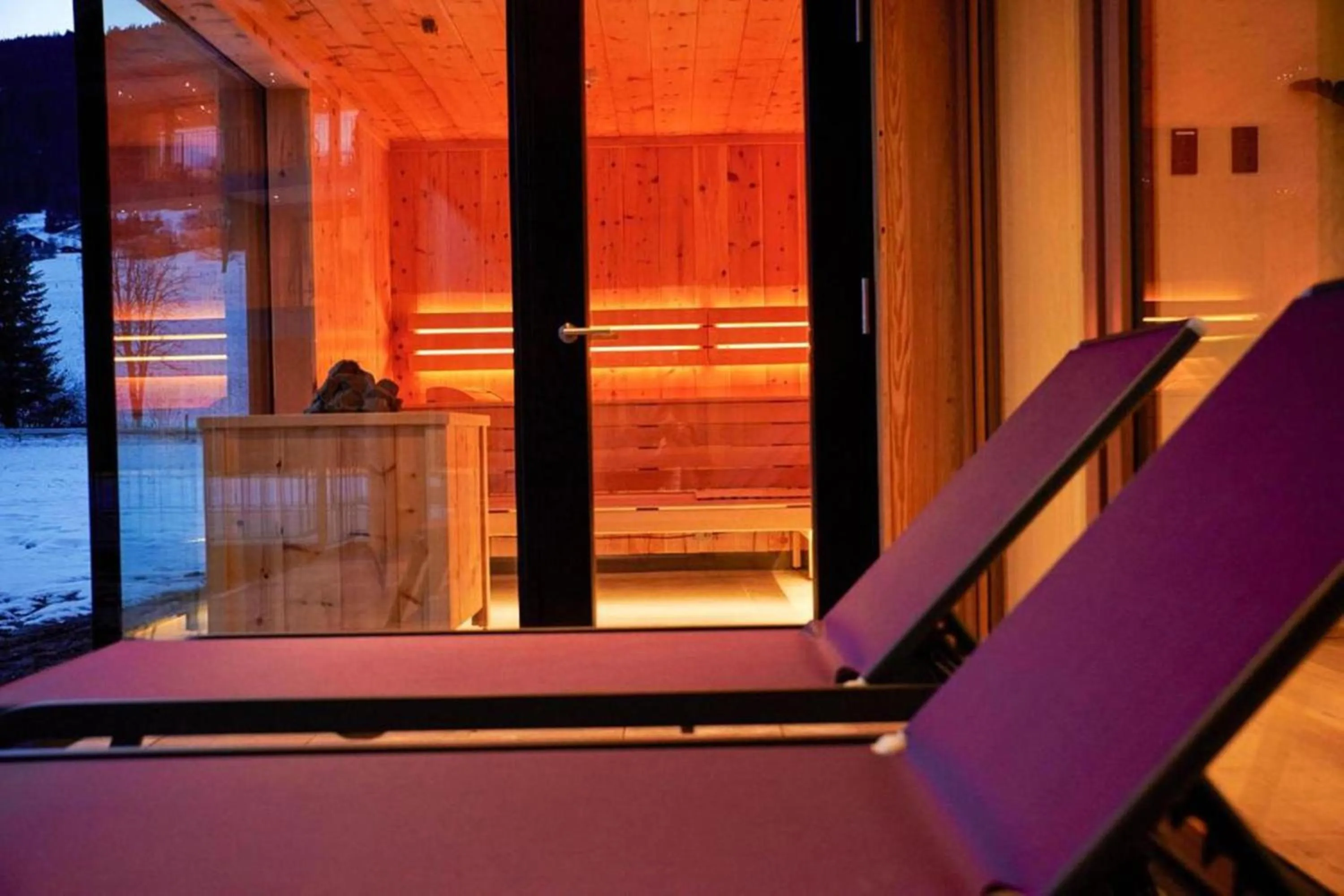 Sauna in Wellness und Brunch Hotel MorgenZeit beheizter Naturpool mit Sandstrand Genuss Frühstück bis 13 Uhr Hochkönig Sommercard